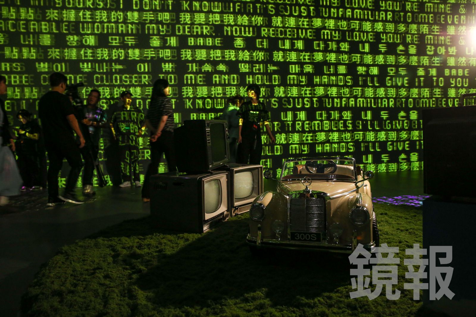 5樓展區陳設GD的MV道具，牆面、地板上的投影為台灣場限定。李鍾泉攝
