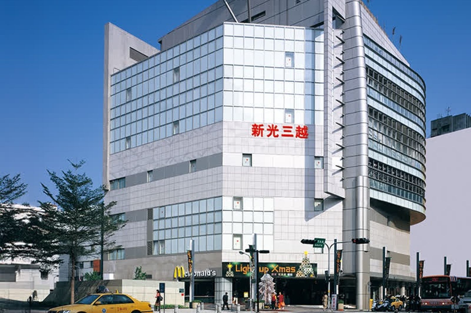 民眾怨「避暑勝地」冷氣越吹越熱! 知名百貨員工也喊聲:40度高溫環境熱到暈