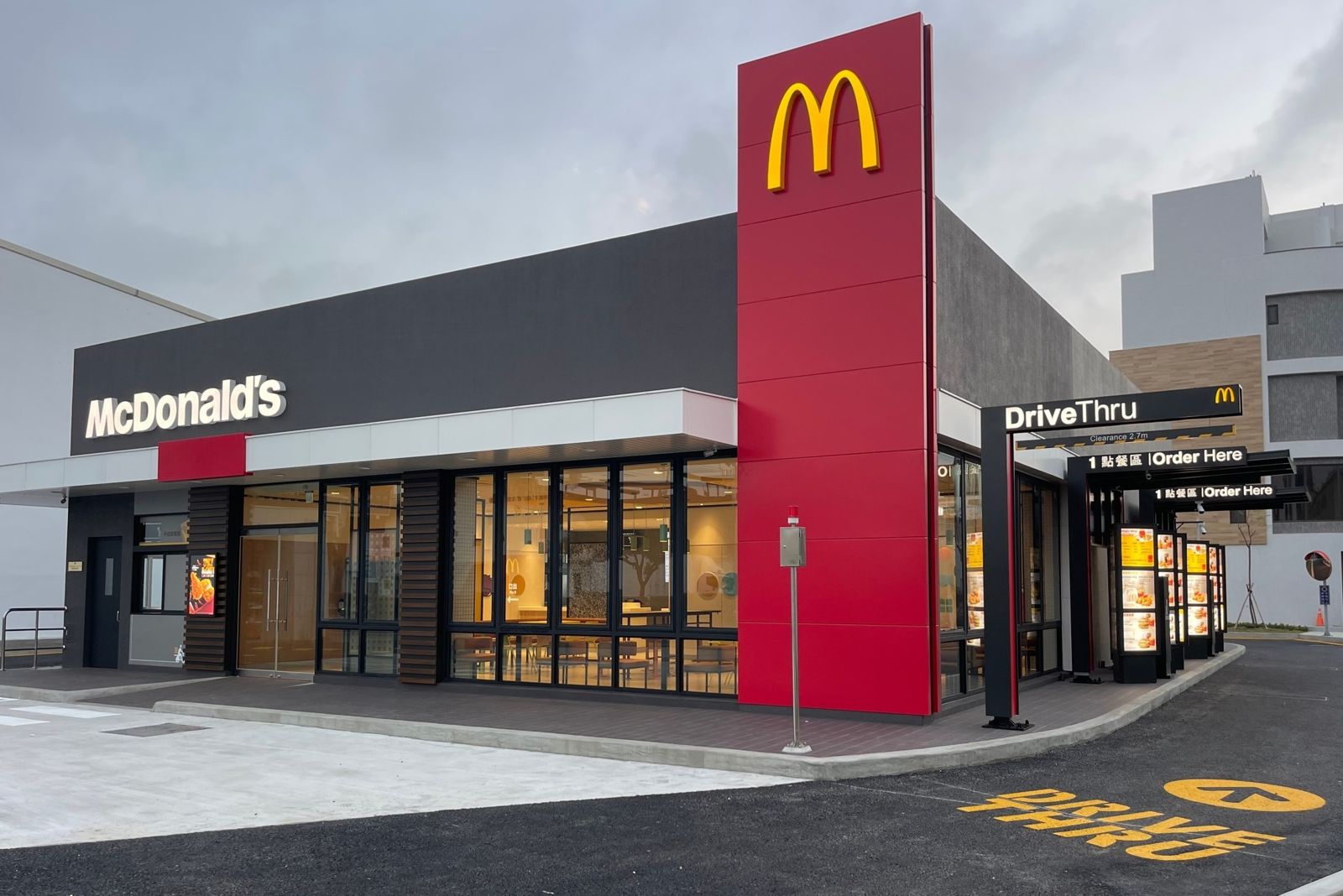 衛生紙擦麥當勞內用杯「驚見一圈黑垢」！員工曝真實清洗流程…業者急回應