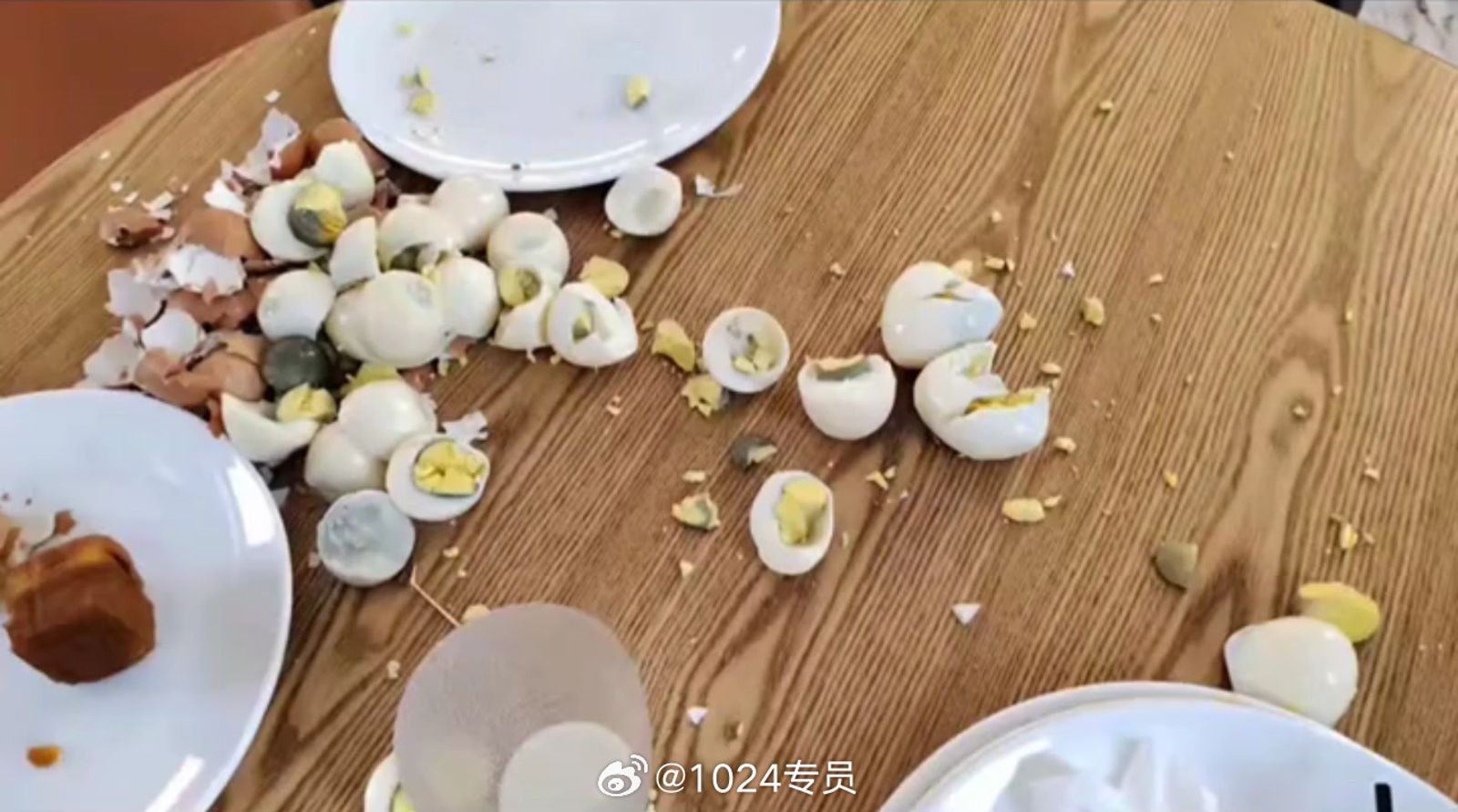 被婦人剝開捏爛的無辜雞蛋。圖/微博
