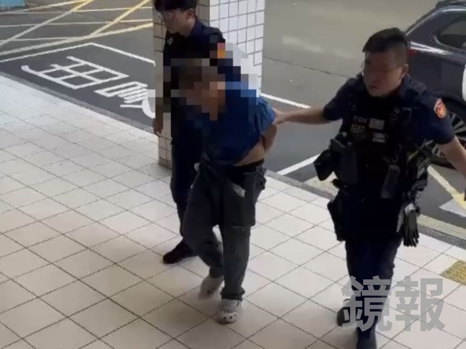 楊嫌自摔渾身傷,一跛一跛走進派出所。翻攝畫面