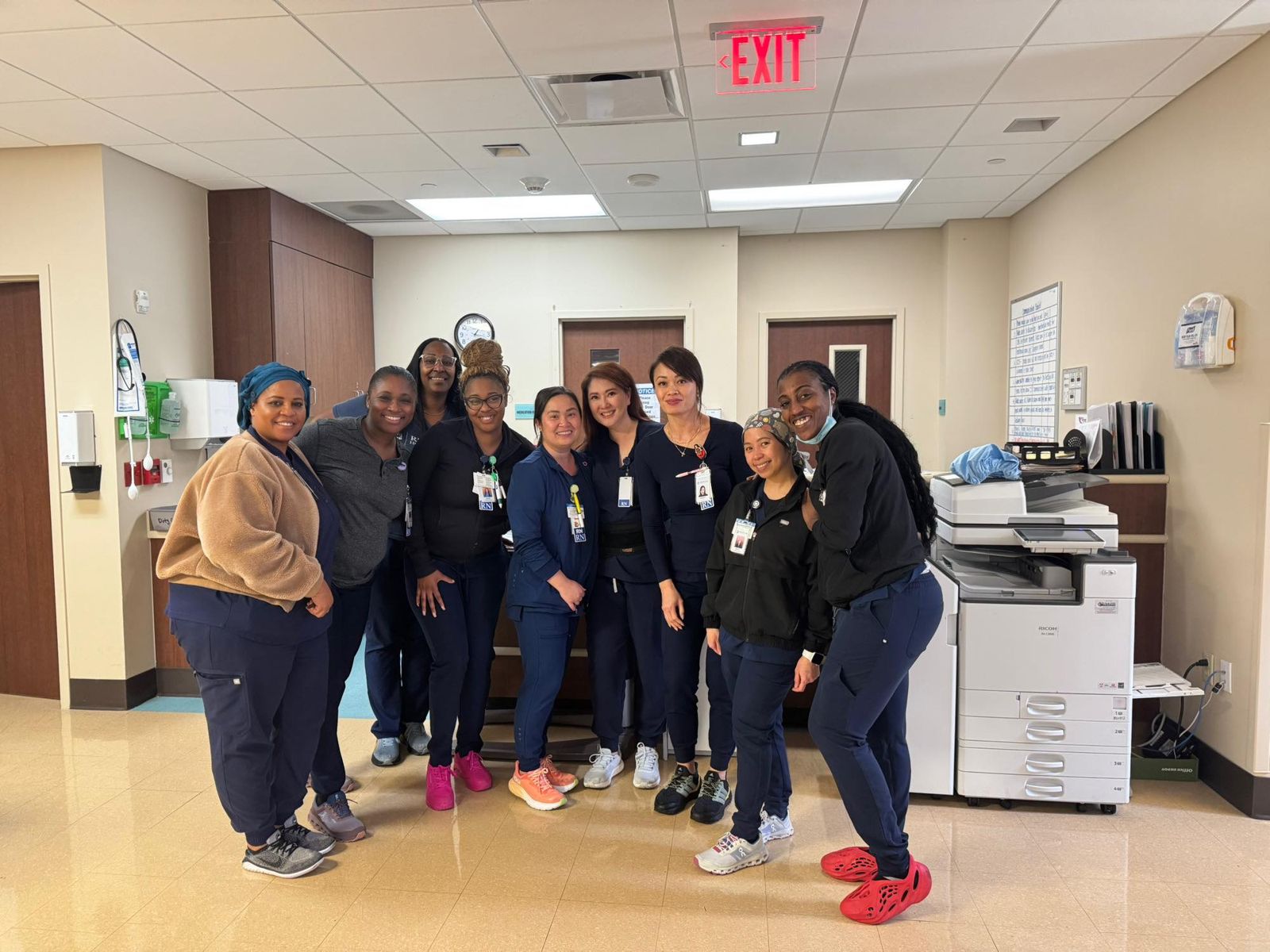 薛楷莉和上班的醫療團隊合照。翻攝薛楷莉臉書