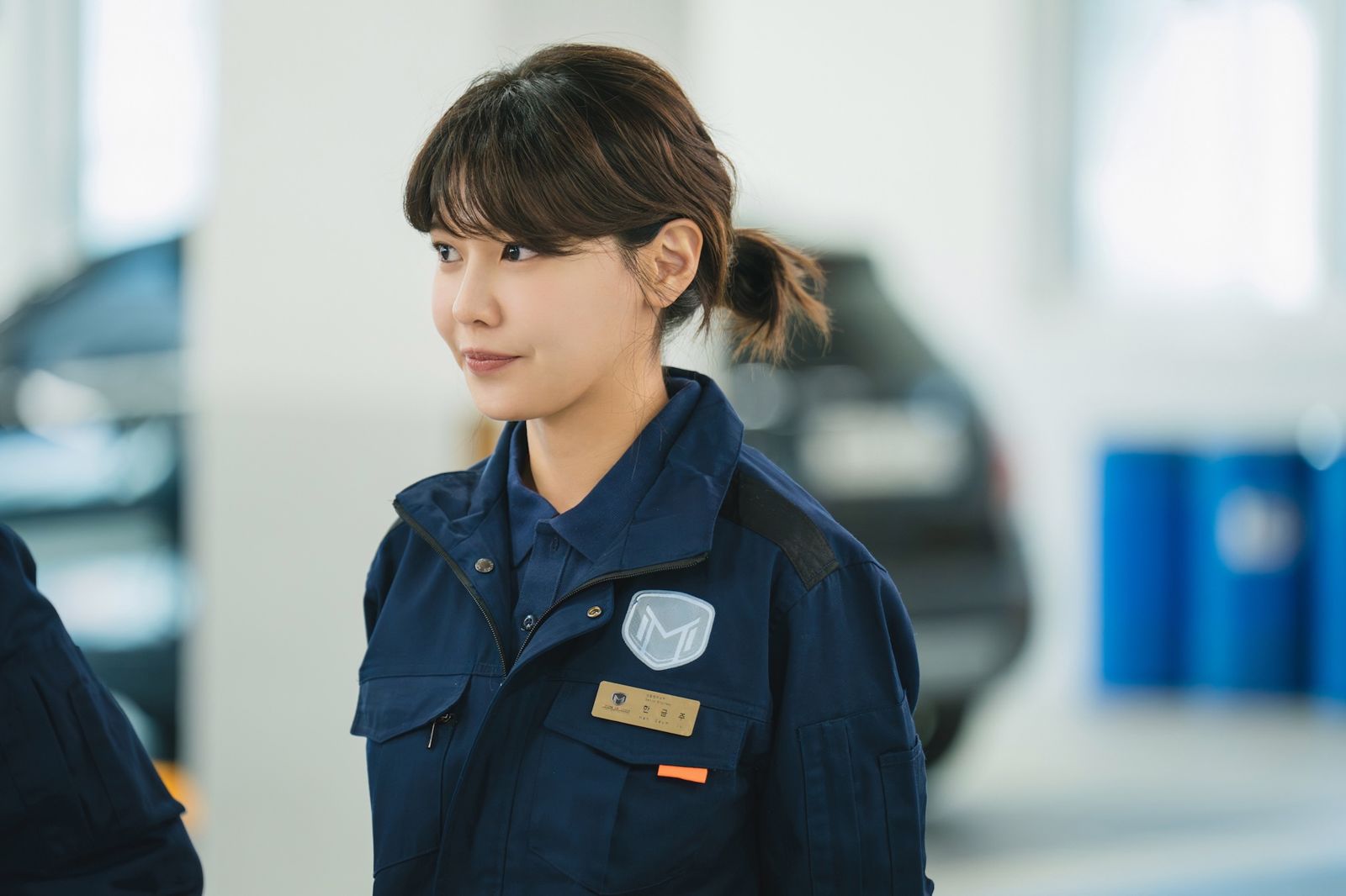 秀英飾演酒量超好的汽車維修師。friDay影音提供