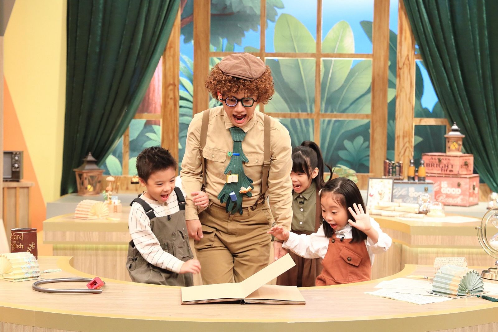 比帶小孩還難！金鐘主持人籌備一年　《Mikey實驗詩》首播揭祕「讀爆古書」內幕