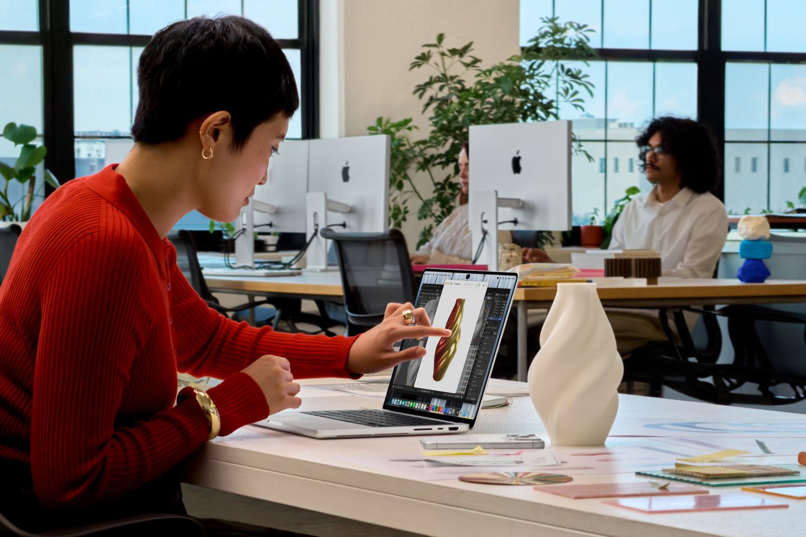 蘋果推出首款觸控筆電MacBook Pro。(圖/下載自蘋果官網)