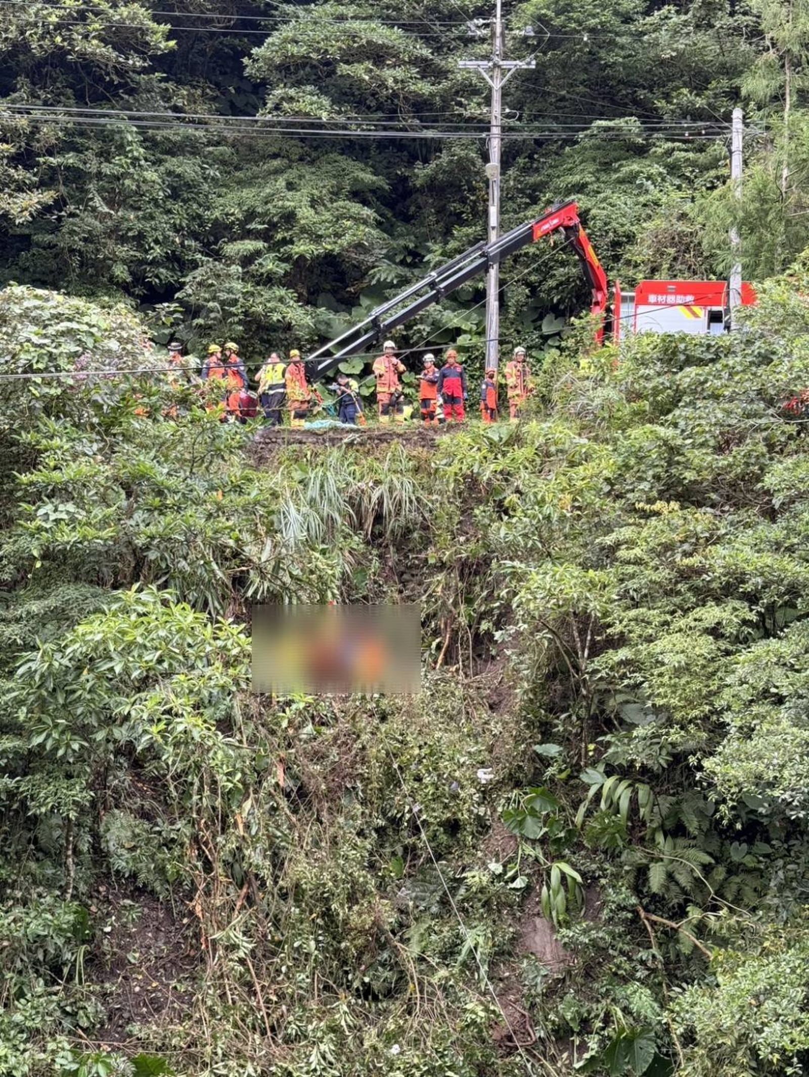 林男被拋飛至車外，與車輛一同墜落15米邊坡。圖／翻攝畫面
