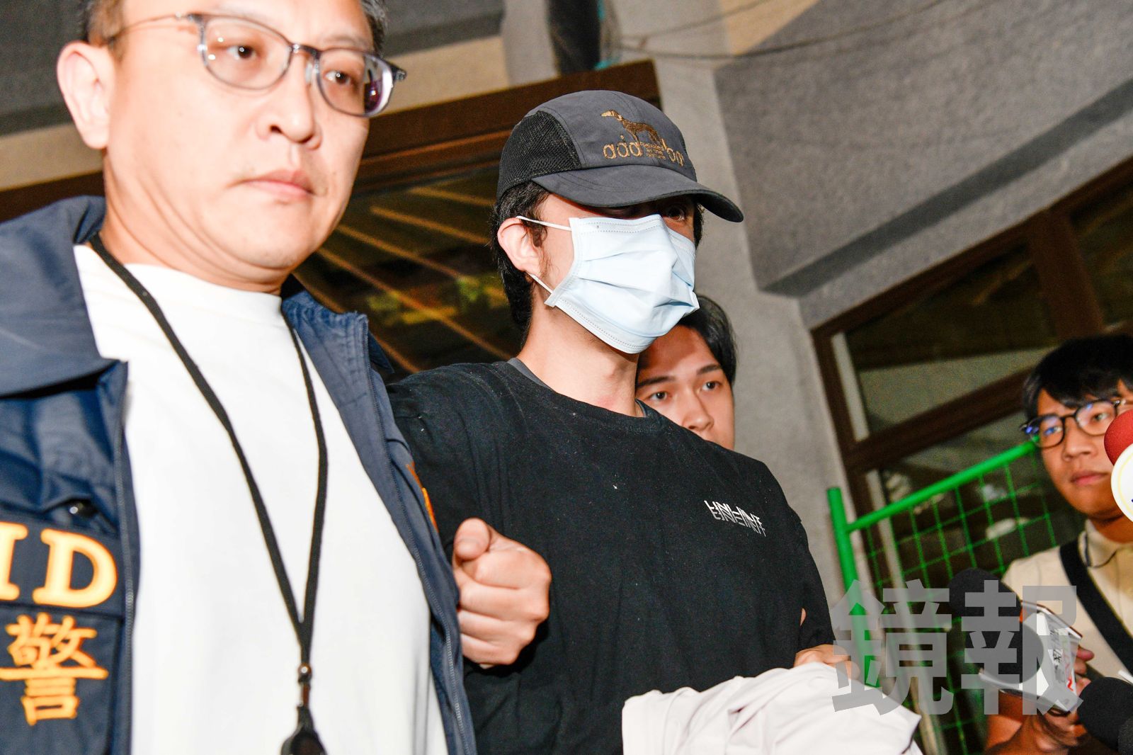 孫安佐(現名孫健豪)在北投河堤實測自製火槍涉及5項罪名,遭羈押禁見2個月。李智為攝