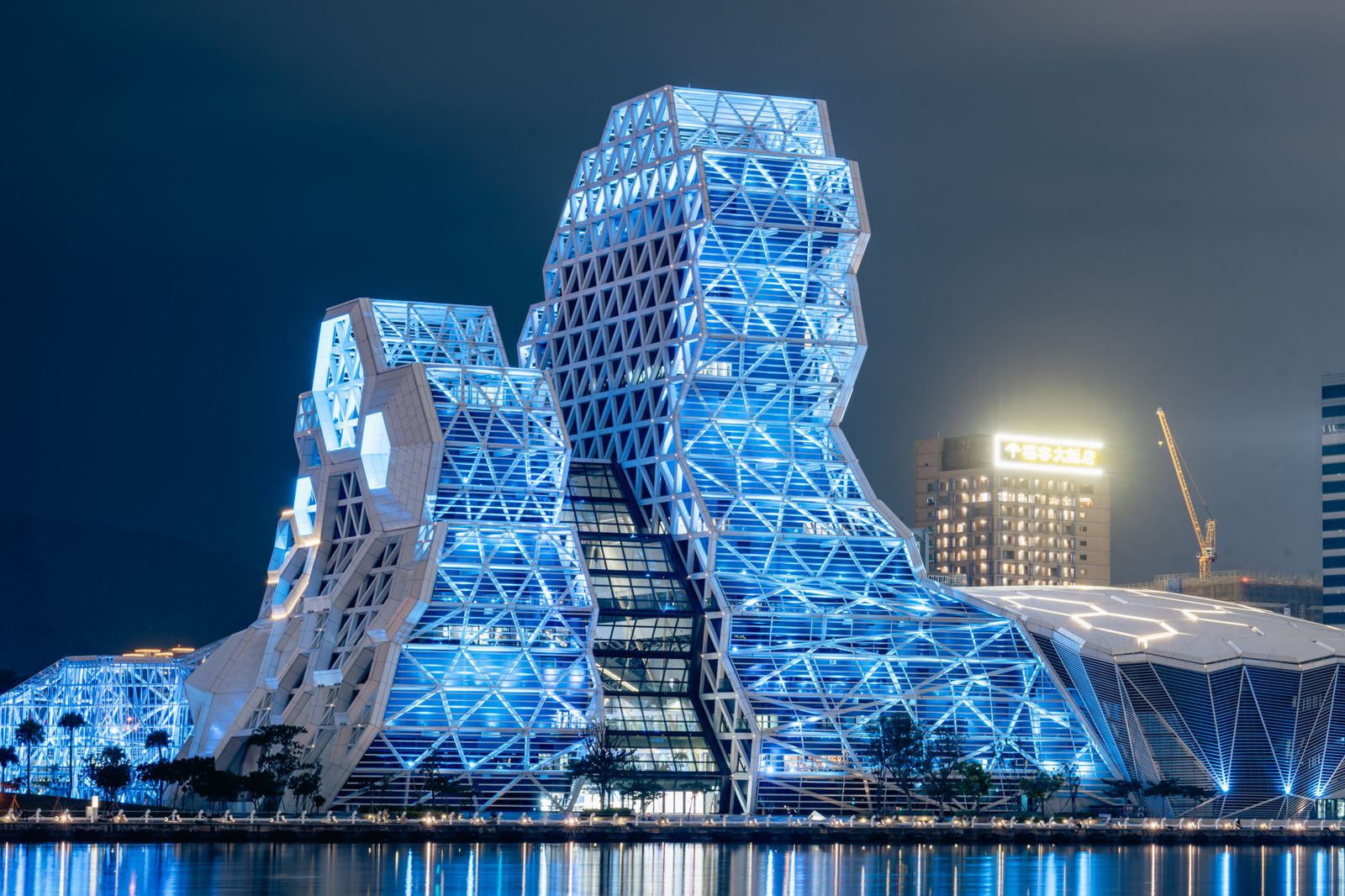 高雄流行音樂中心變成藍色。Live Nation Taiwan提供