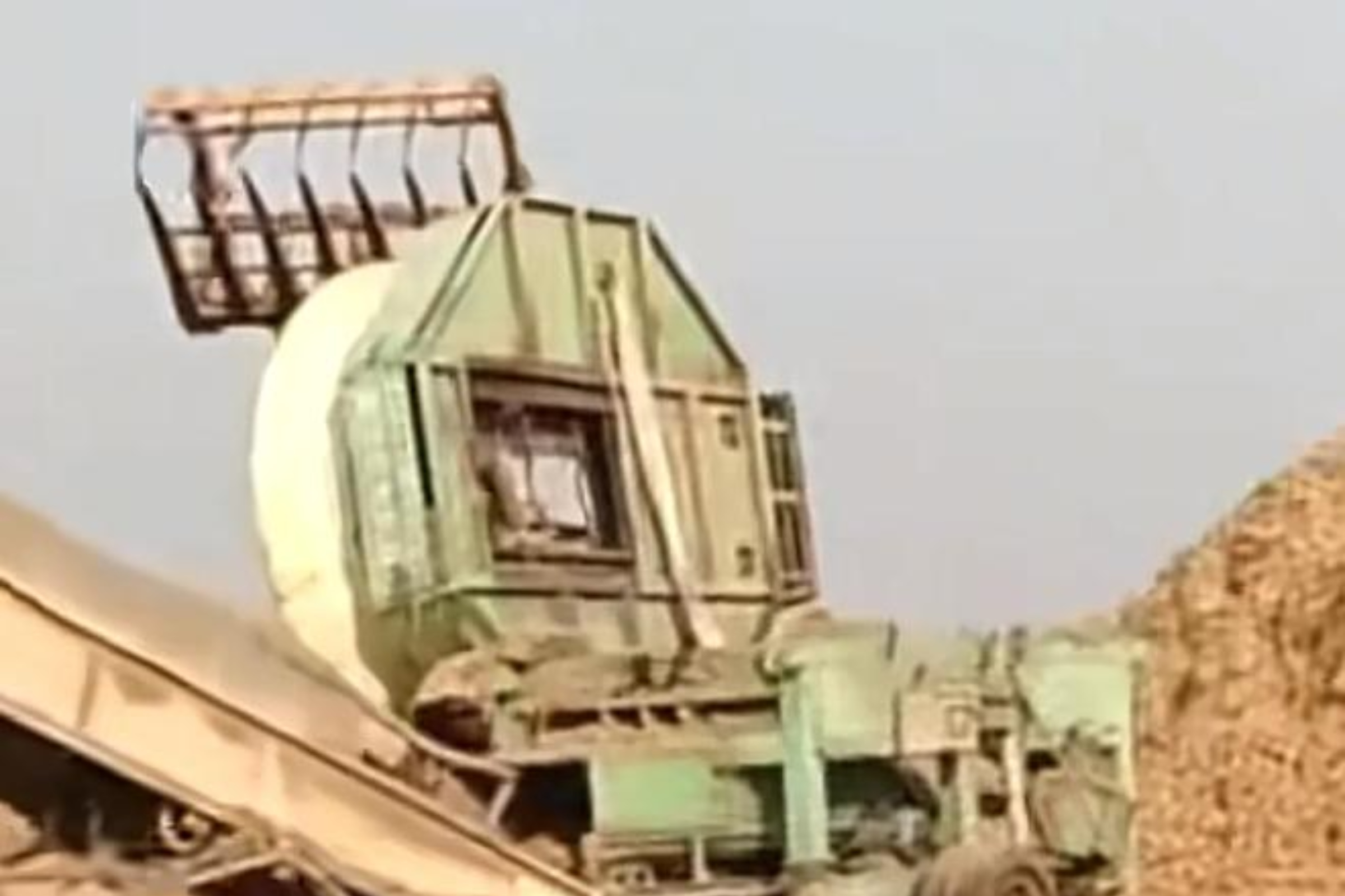 維修意外啟動機器!他遭大型粉碎機碾碎 媽媽當場目睹「剩一條腿」崩潰