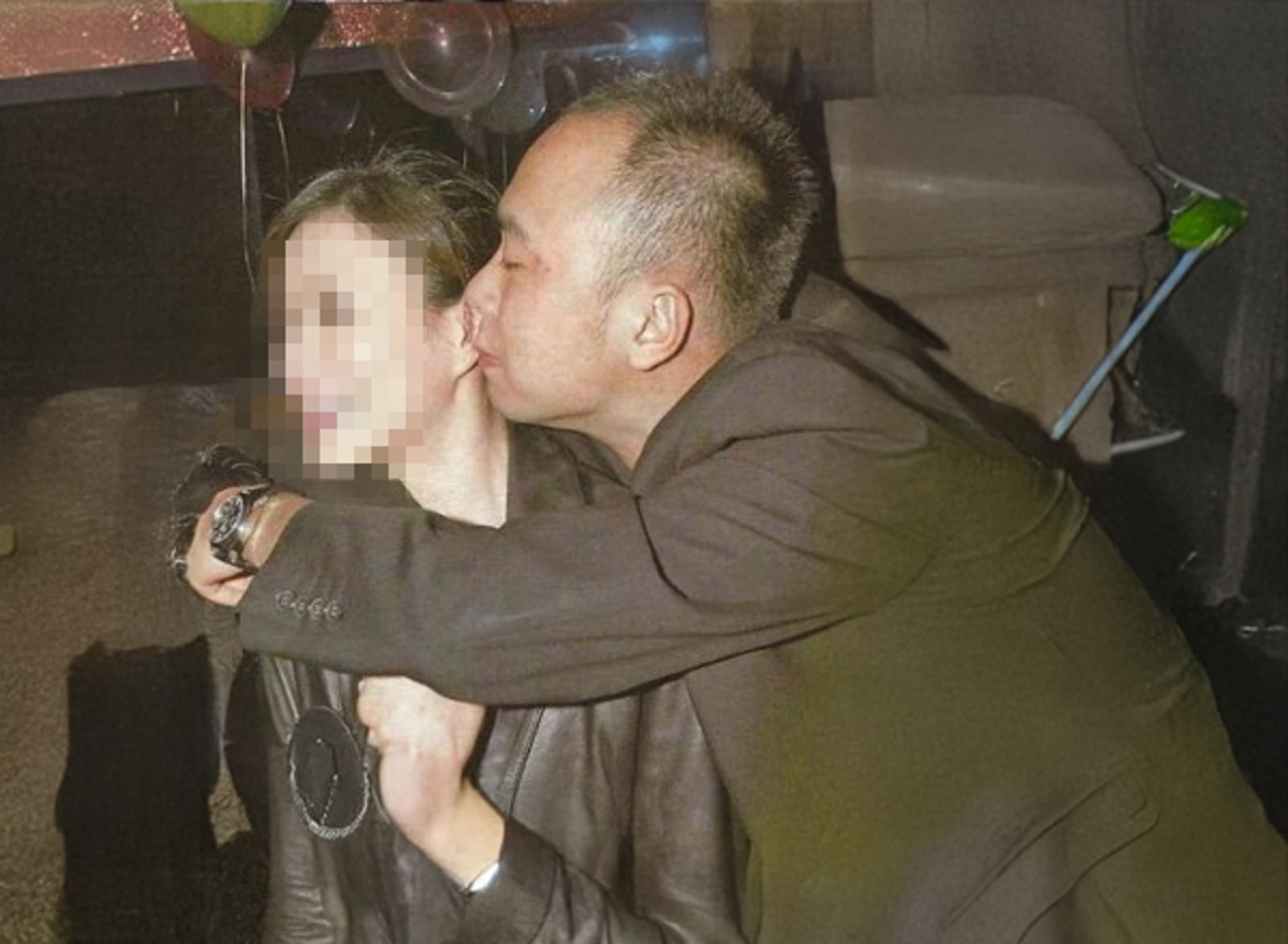 李宗瑞在夜店親吻女子，玩得很開。