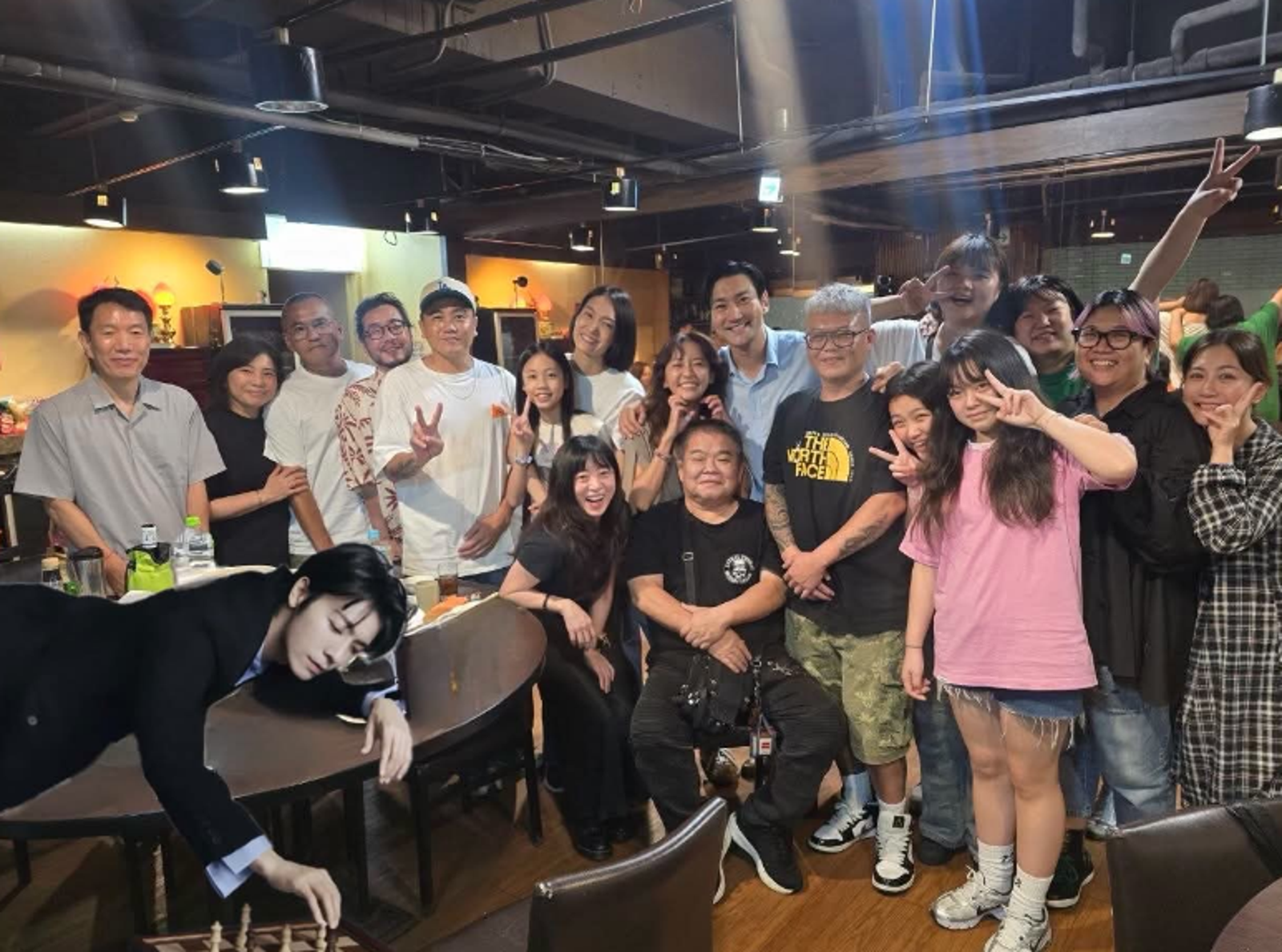 始源日前與《華麗的挑戰》主演群驚喜重聚。圖/翻攝自始源Threads