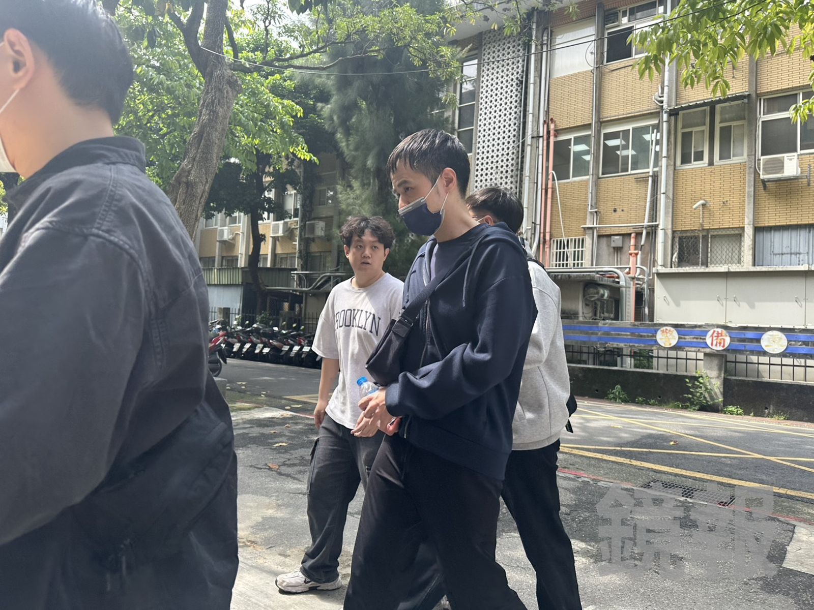 檢警拘提順發成功公司員工等人。馮茵攝