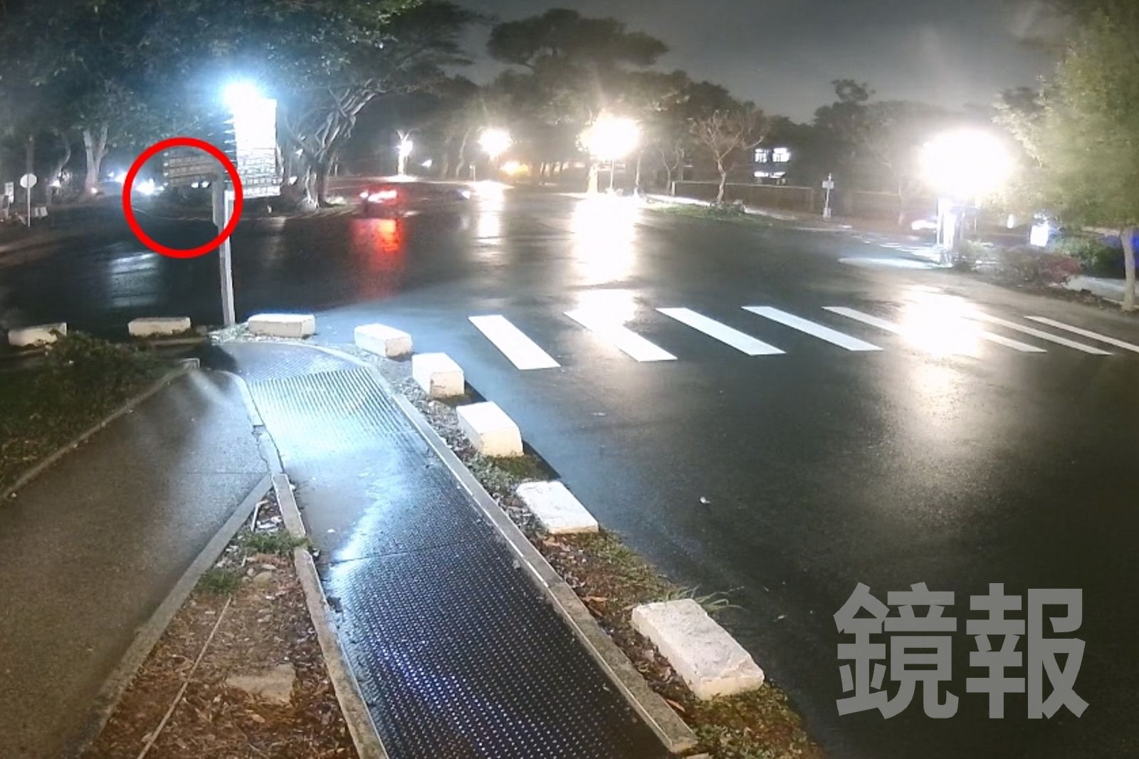 校方監視器顯示，計程車深夜在約農路與力行路口(紅圈處)，疑因天雨視線不佳，不小心駛入一層樓深的邊坡渠溝。校方提供