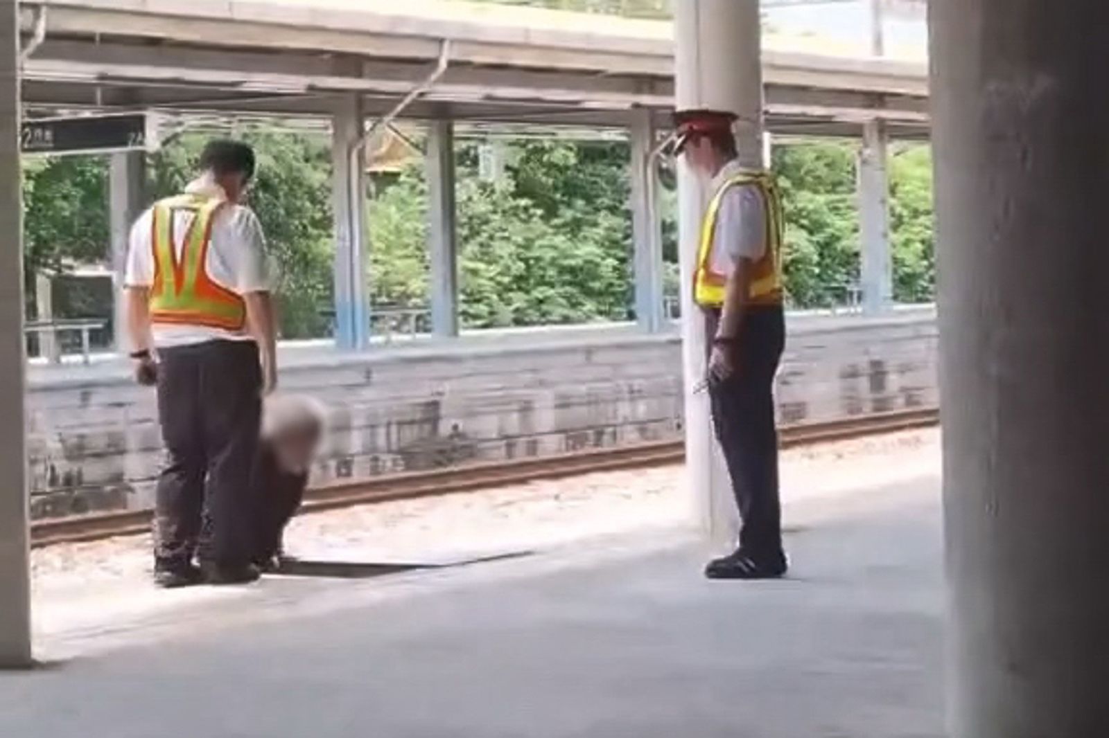 無票闖入鐵軌險況曝!苗栗男違規跨越鐵道遭站務員制止 網轟:別害火車司機!