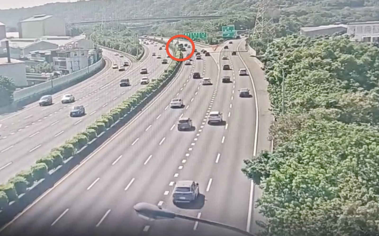 生死一瞬!國道3號遊覽車失控偏移「橫掃全車道」 撞擊爆煙塵6人傷