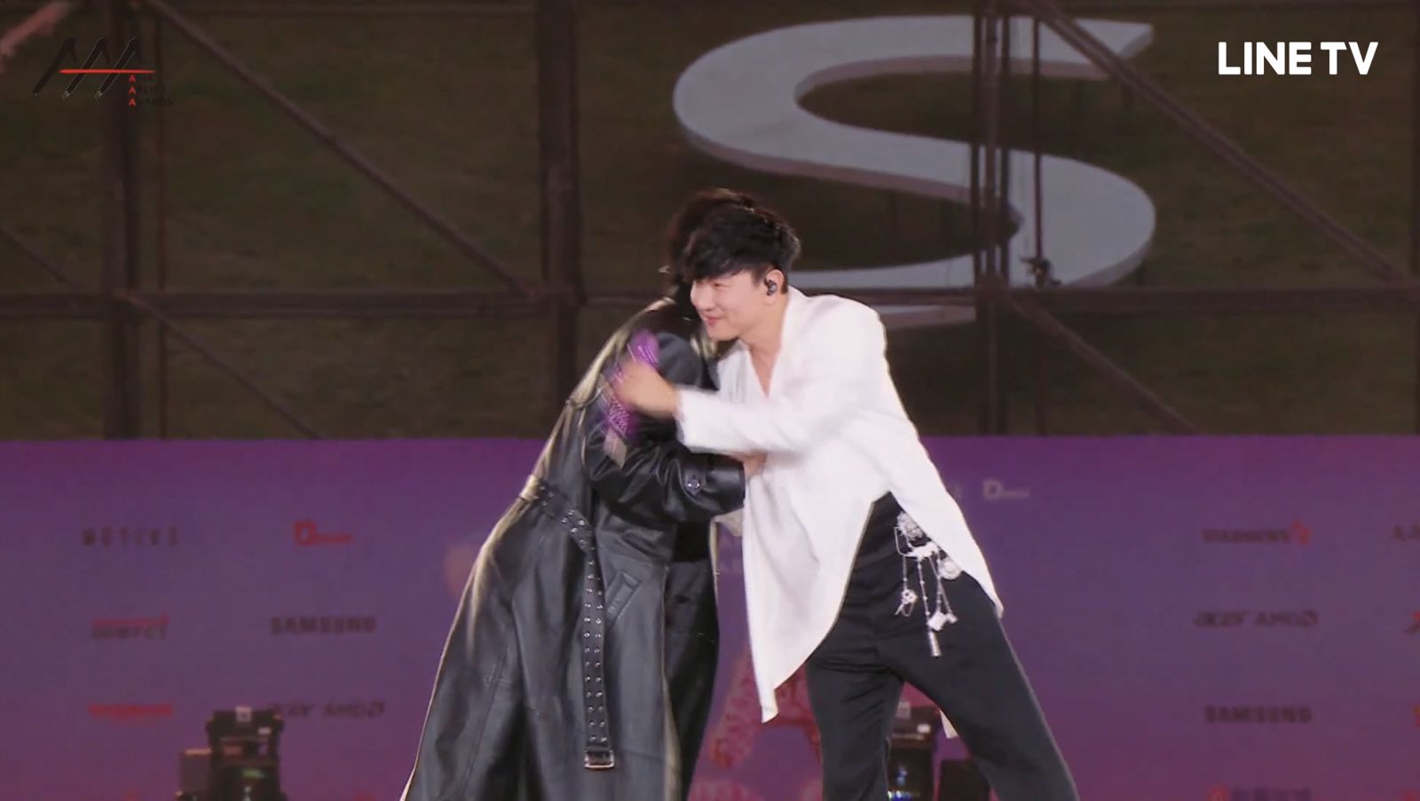 林俊傑(右)送上擁抱給WOODZ。翻攝LINE TV