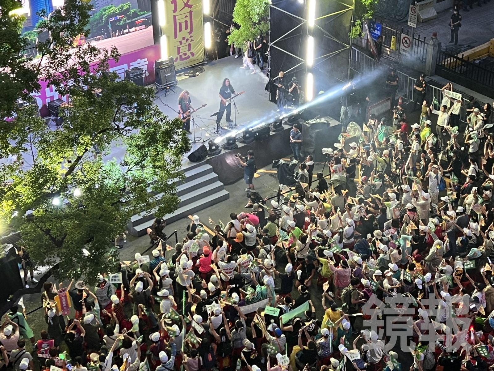 護國保台晚會邀請裝咖人、拍謝少年等新生代樂團表演炒熱氣氛。(圖/李智為攝)