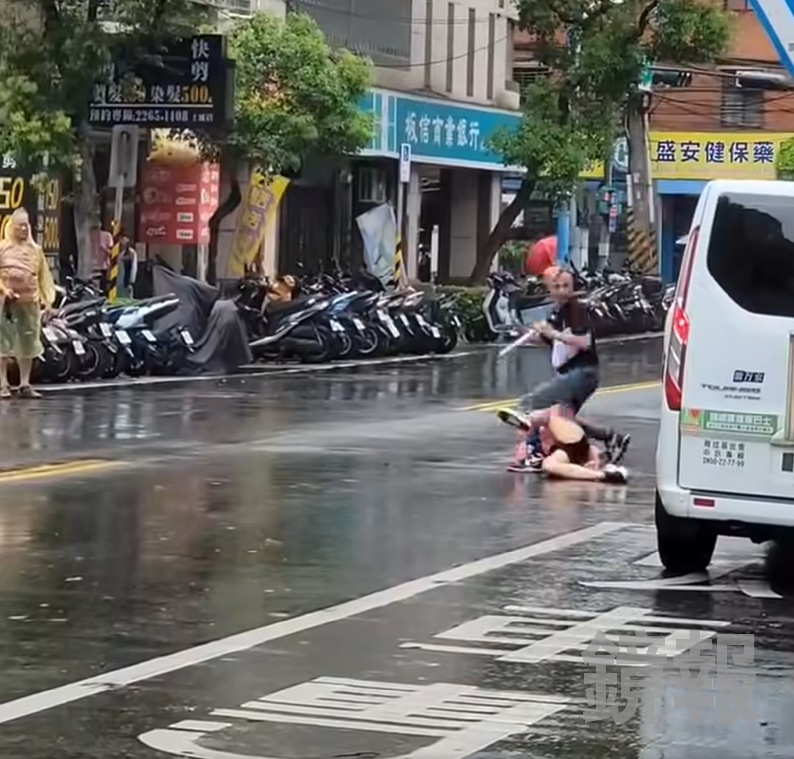 網友拍下謝嫌行兇過程。翻攝蘇乞兒臉書