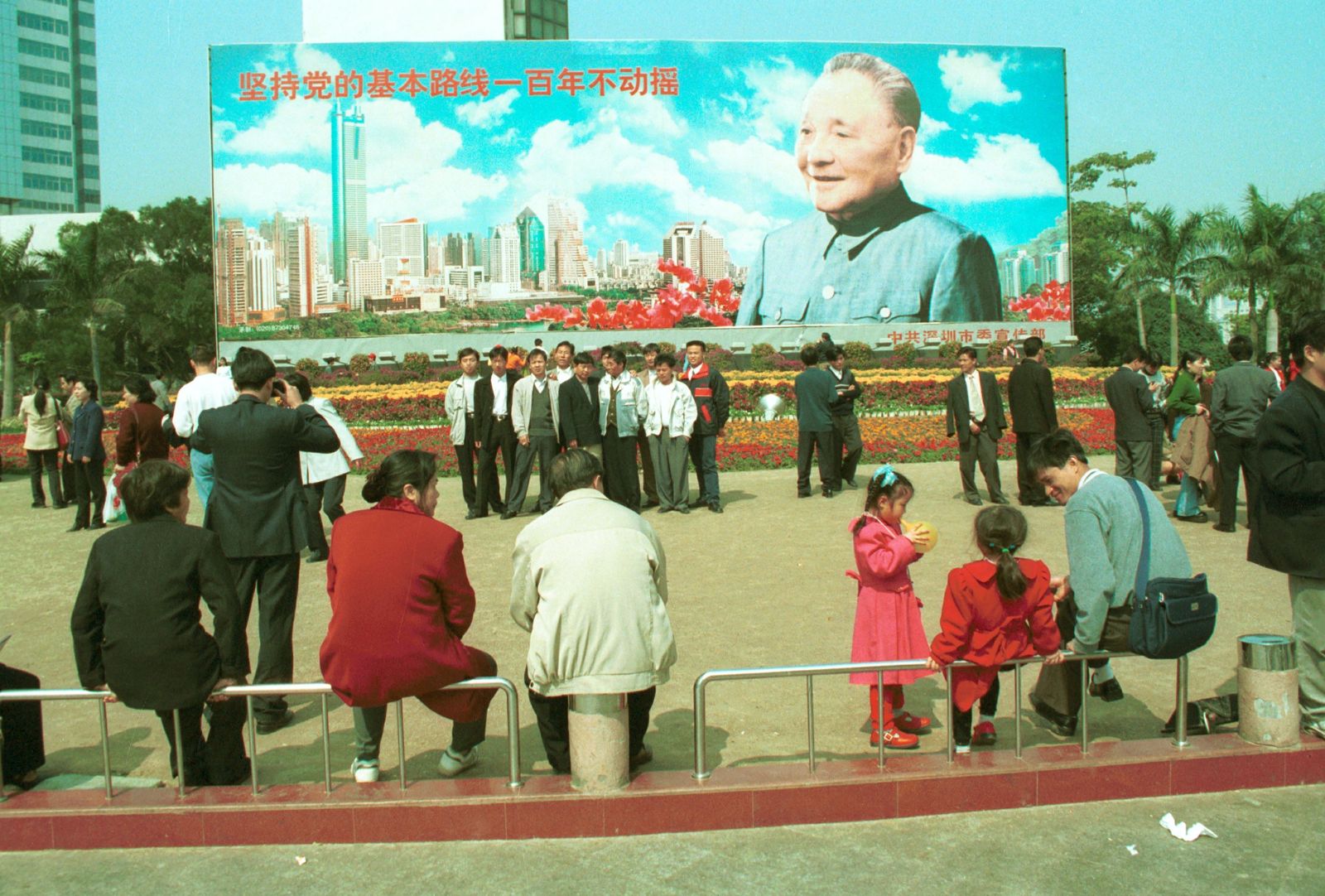 1978年鄧小平等人提出對內改革、對外開放,試圖將中國經濟與國際接軌。圖為2001年9月,廣東深圳鄧小平圖像。圖片取自東方IC