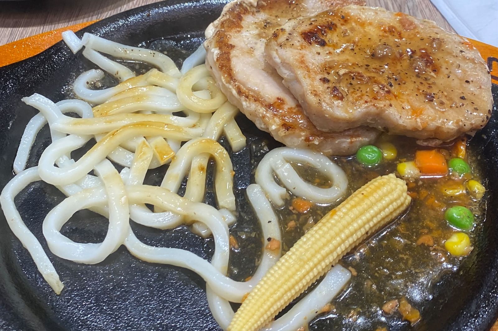知名牛排店餐點上桌「麵只有幾條」以為吃剩!業者道歉了