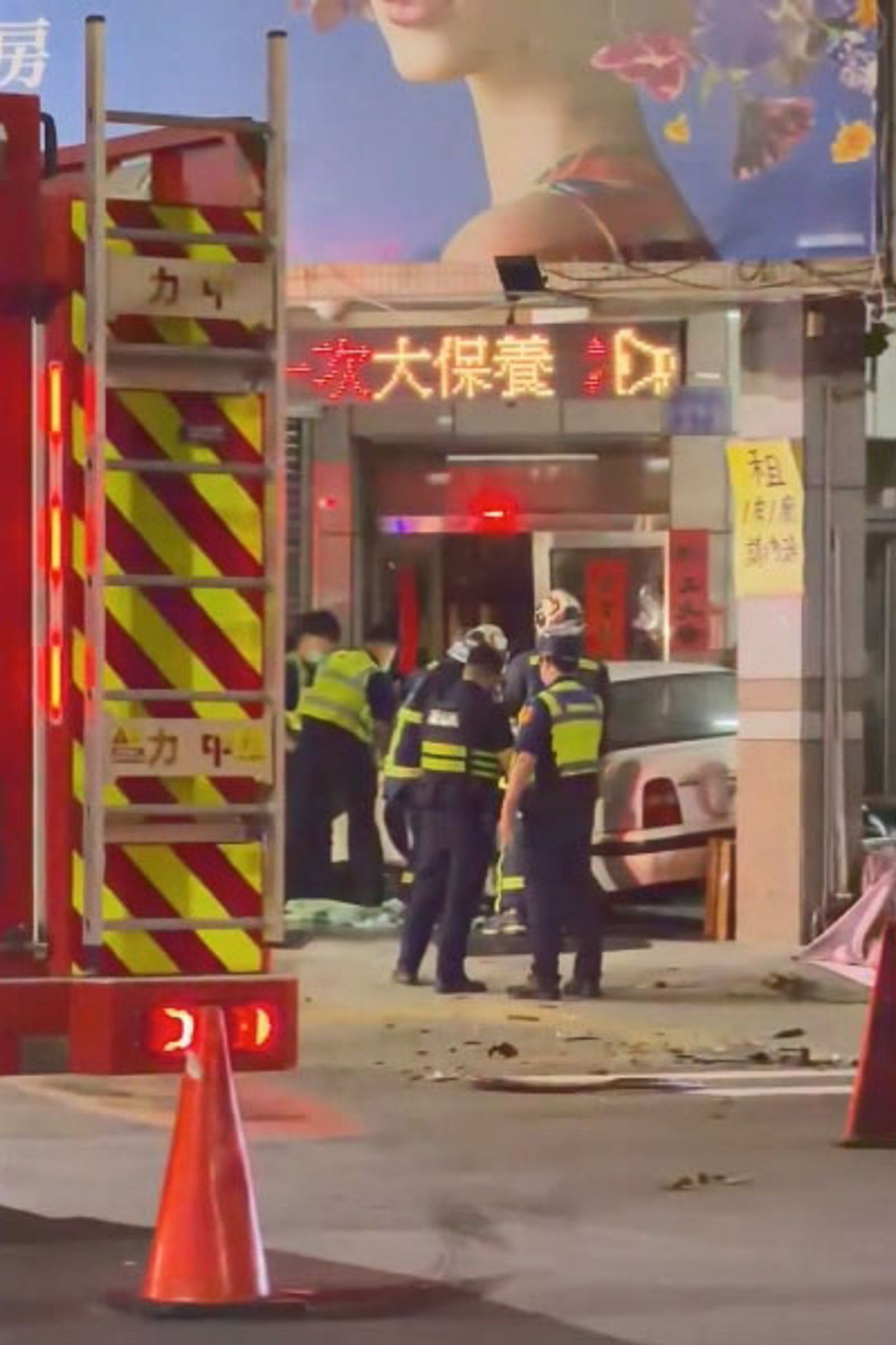 白色轎車男駕駛受困車內，消防隊員緊急破壞車體，進行救援。畫面翻攝threads stars_estherrrr