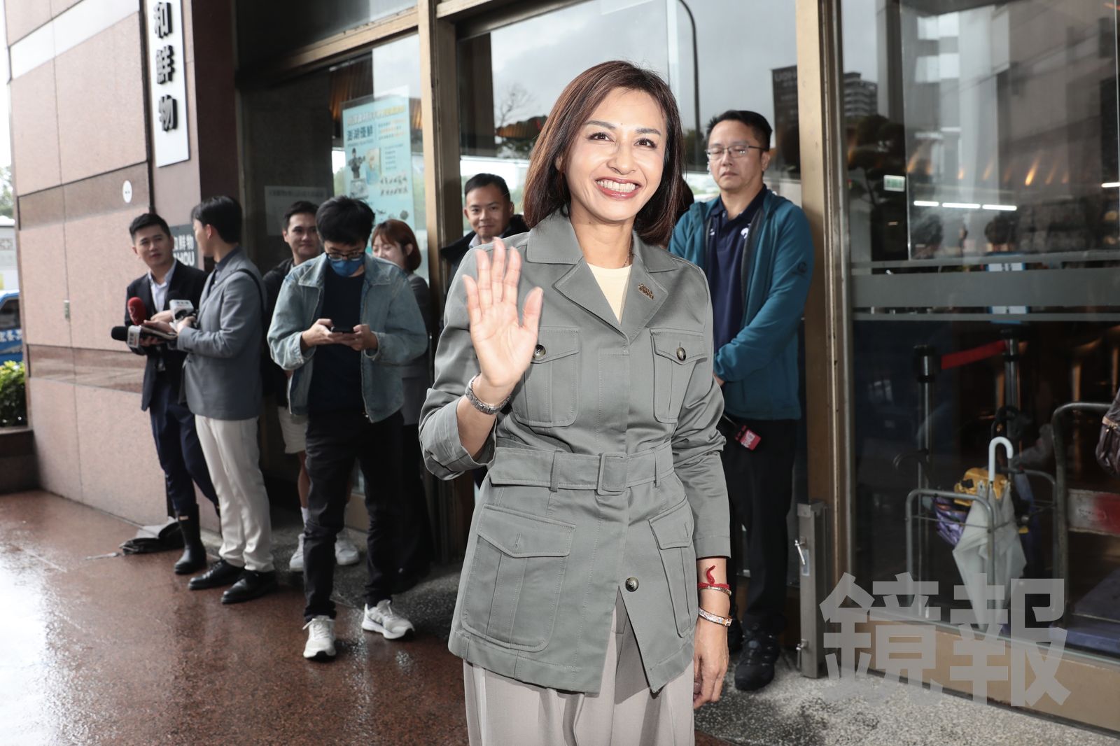 綠高雄市長初選登記起跑　邱議瑩搶頭香領表喊：在高雄繼續事業下半場