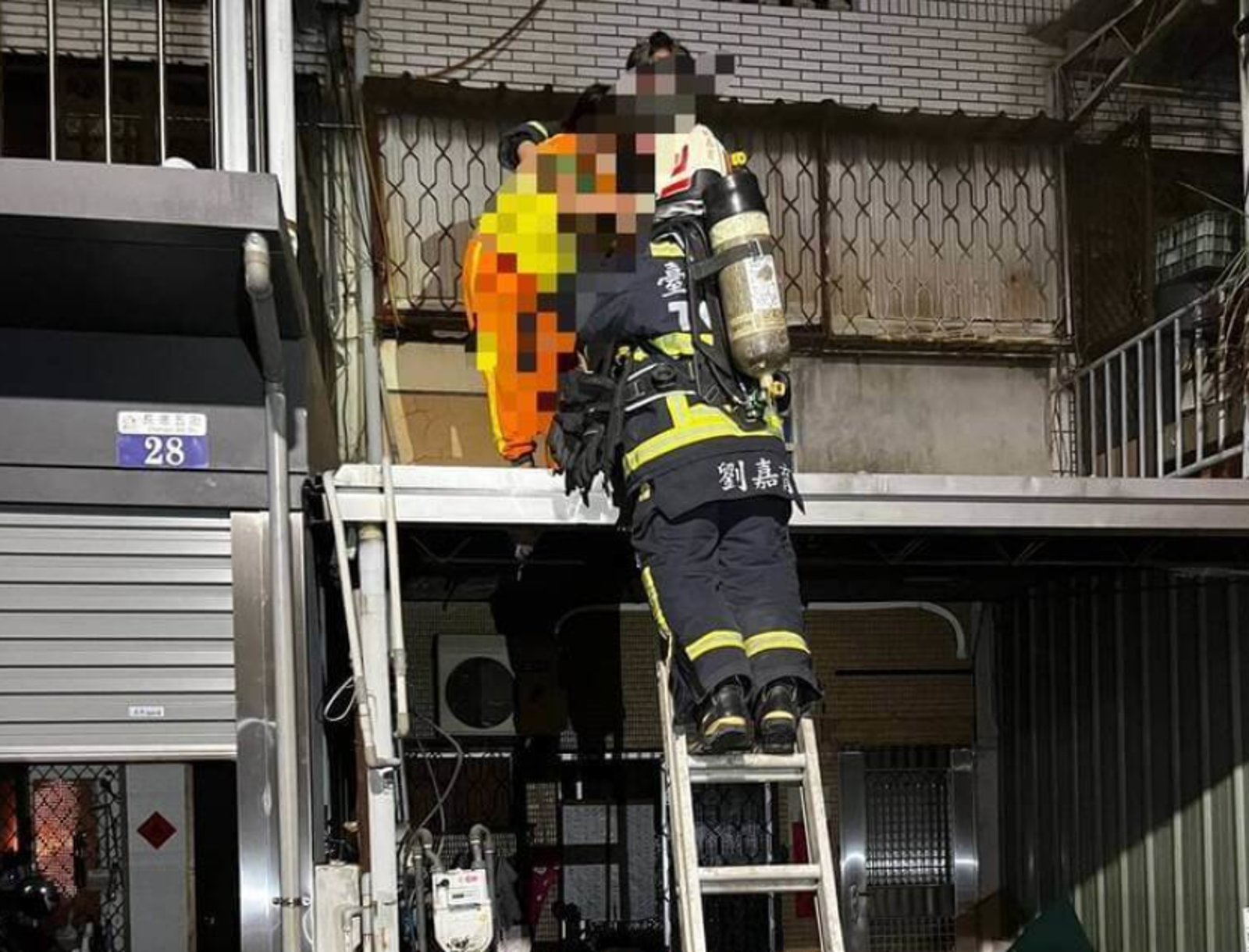 台中凌晨民宅惡火！12歲女童陽台呼救　6旬嬤救出一度斷氣