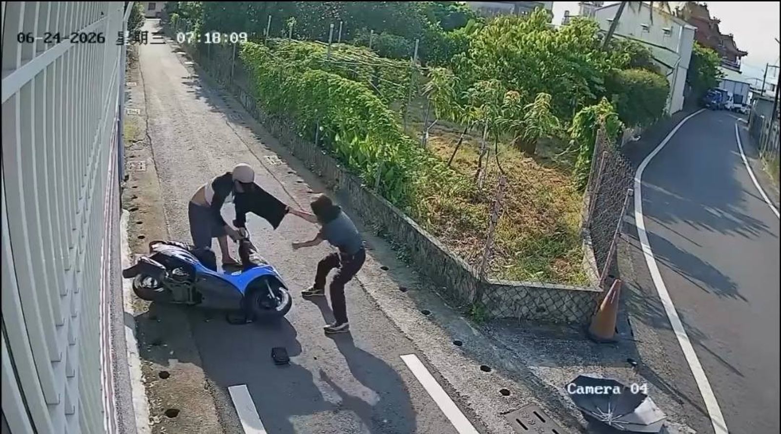 戰神附體!潮州阿嬤遭搶包怒反擊 猛力拉倒機車「抄長棍爆打」歹徒嚇到落荒逃...畫面曝光