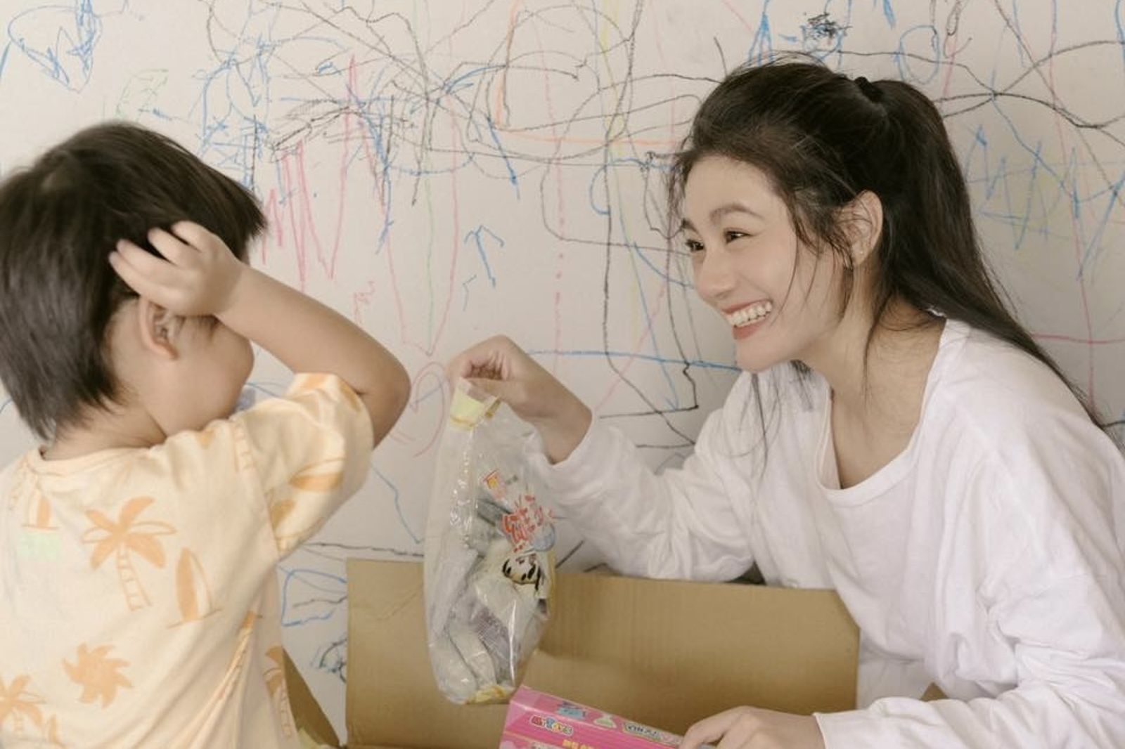 小蠻兒子「五金行玩開關」　教育理念惹議