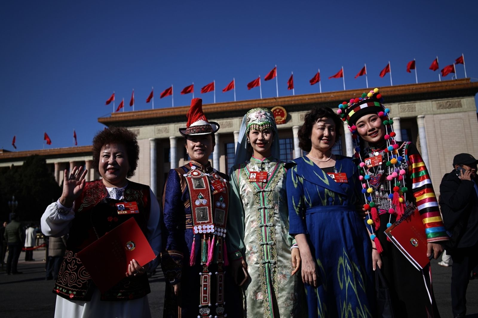 在中共主政之下,所有族群都必須效忠於共產黨的統治。圖為3月11日,全國政協十四屆四次會議閉幕,幾位政協委員的合影。圖/東方IC