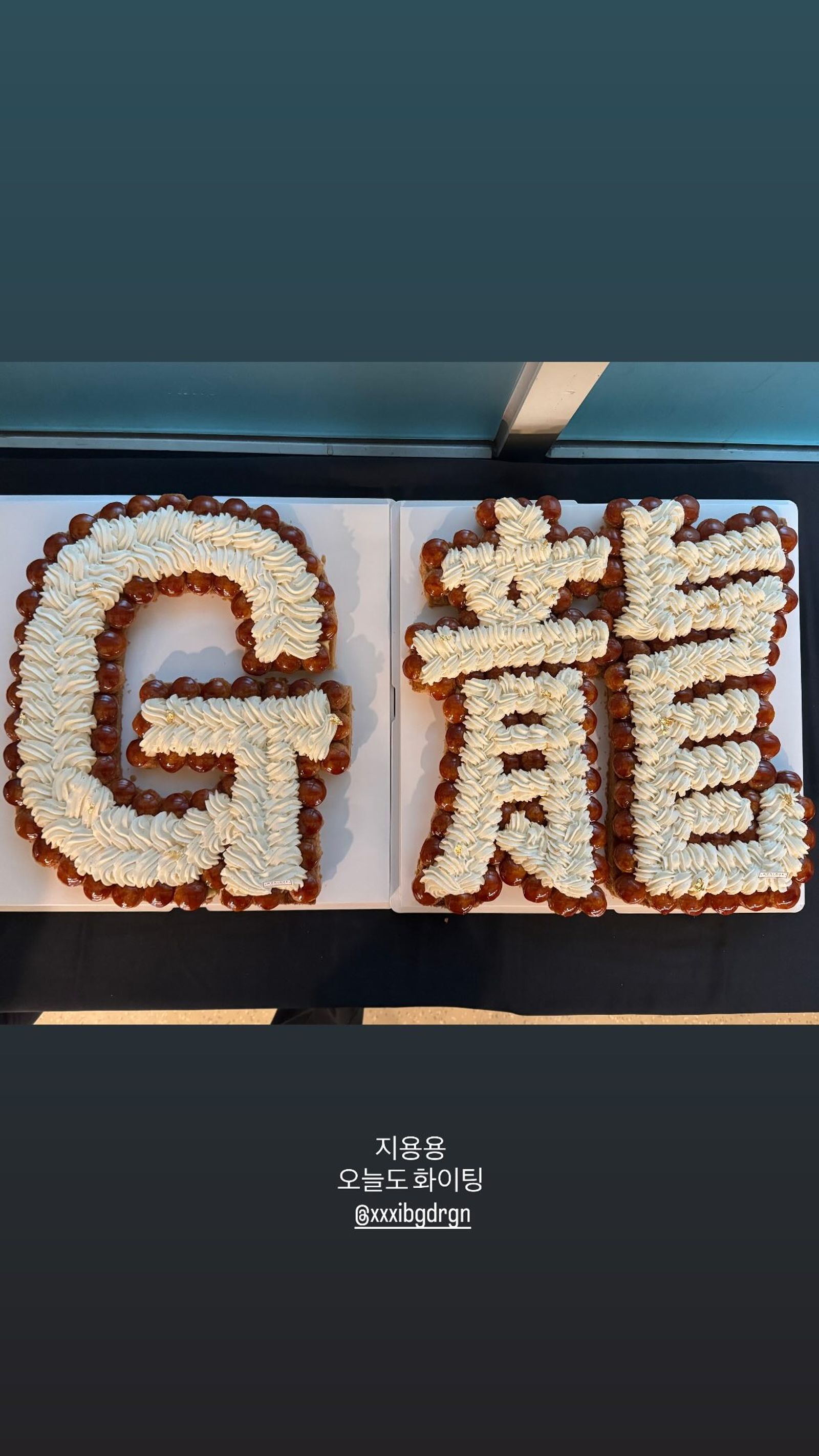 後台有G龍字樣的蛋糕。翻攝IG@8lo8lo8lowme