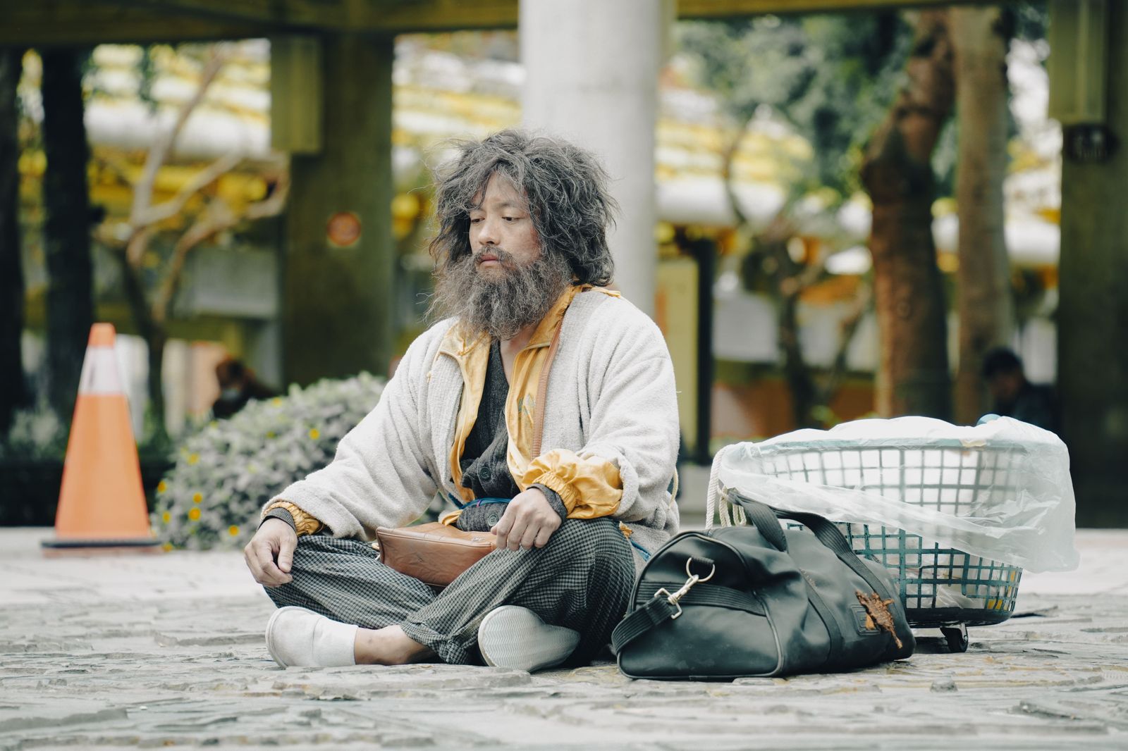 龍山寺前落魄街友竟是大咖男星!范逸臣流落萬華街頭討生活 下一秒遭黑道追殺
