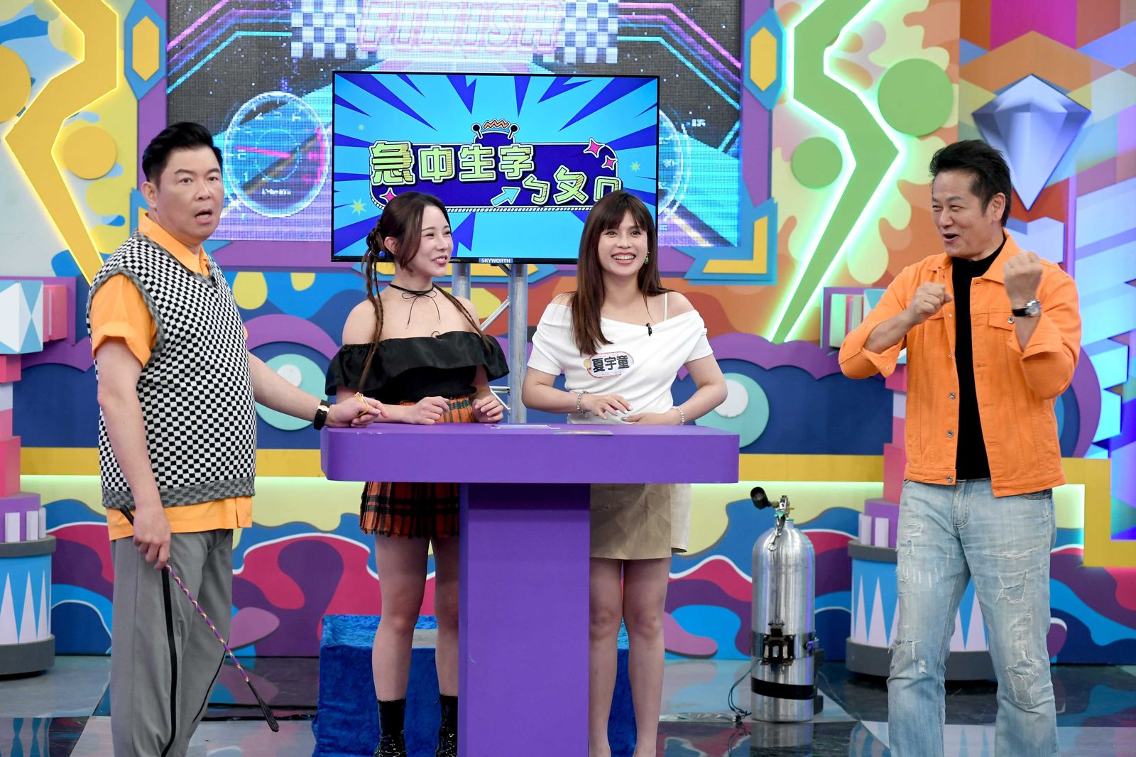 曾國城（左起）、巫苡萱、夏宇童、徐乃麟，夏宇童被關心懷孕要加油。華視提供