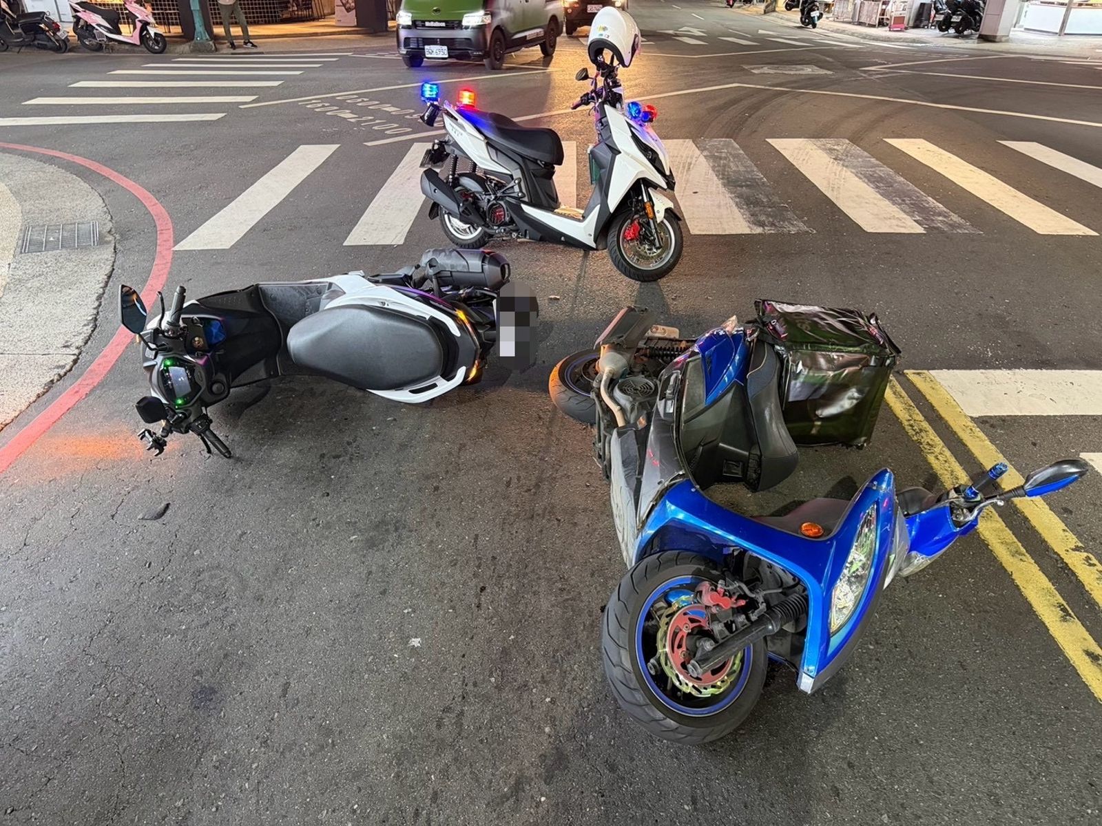 林男與黃女撞擊後雙雙倒地。翻攝畫面