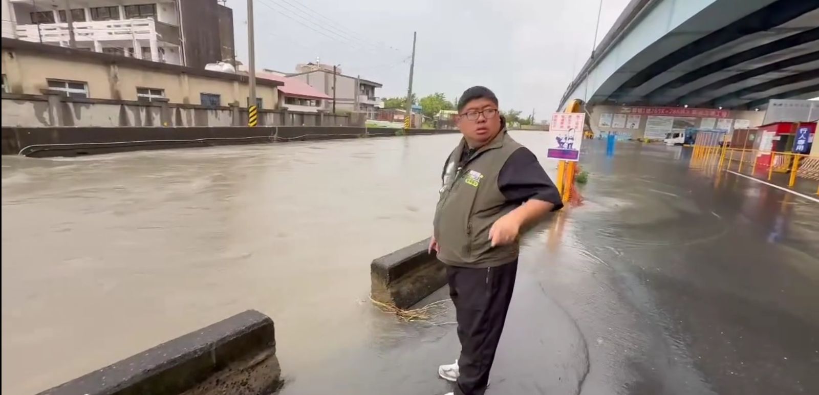 立委蔡易餘也前往現場關心,指出大排已滿出淹水。圖/翻攝自立委蔡易餘「Thread」