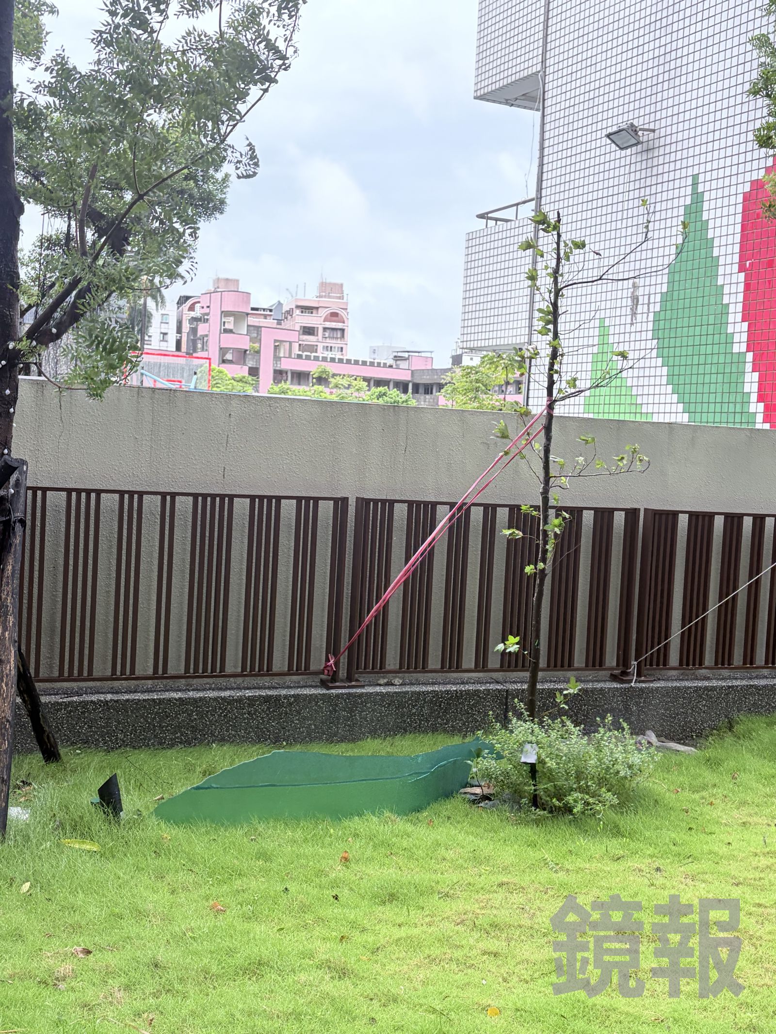 恆毅中學雨遮碎片飛進相鄰社區。翻攝畫面