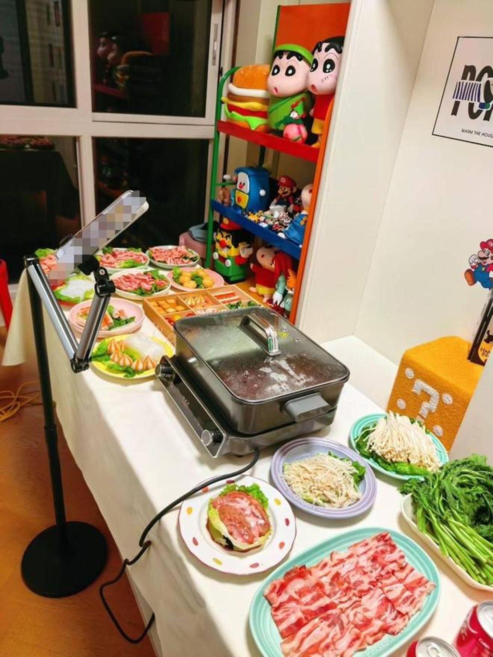 中國女把大樓梯廳爆改「私人休息所」掀熱議。圖/翻攝自《封面新聞》