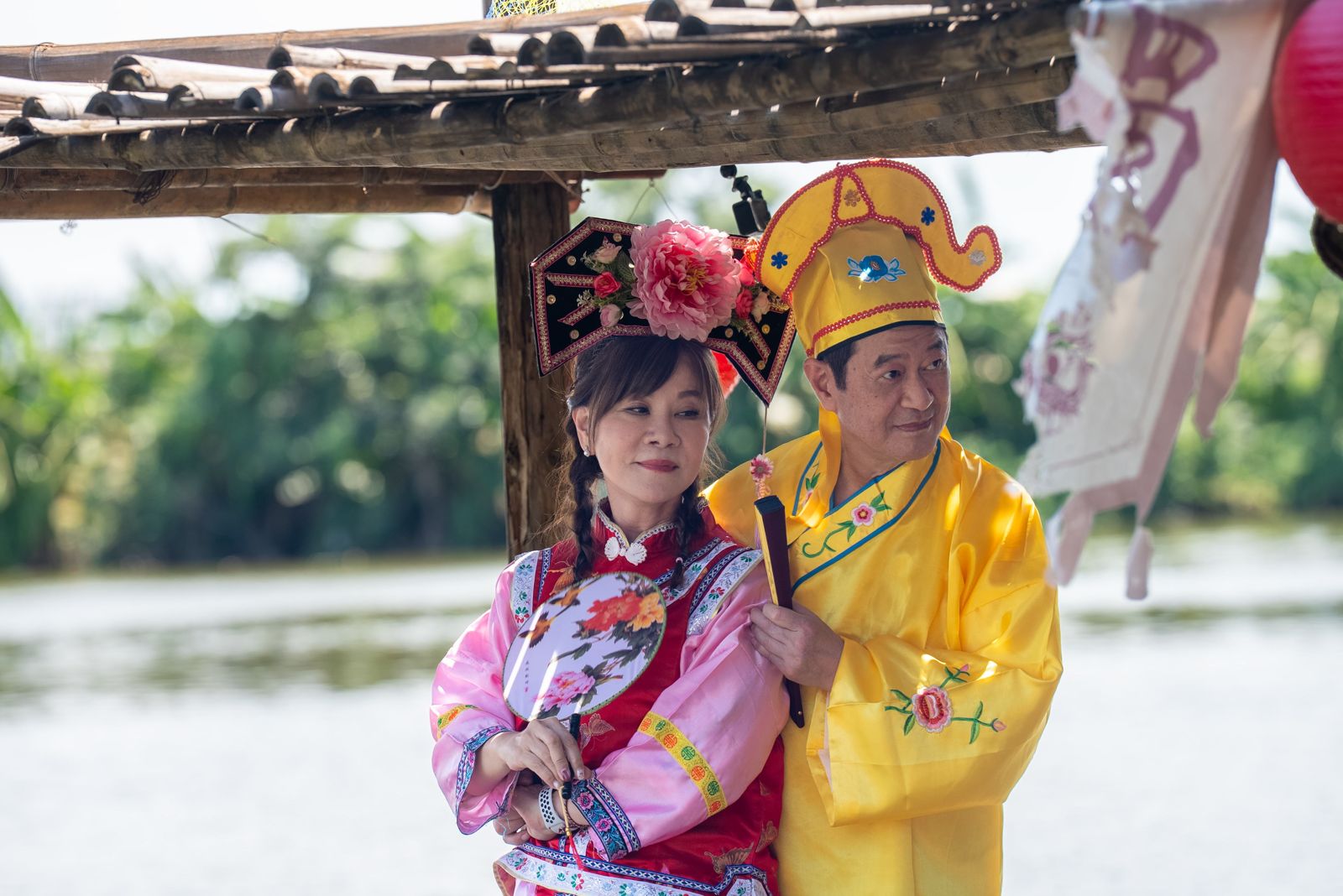 蔡小虎（右）、龍千玉（左）換上皇帝和皇后的衣服，親密依偎拍攝浪漫MV。東森綜合台提供
