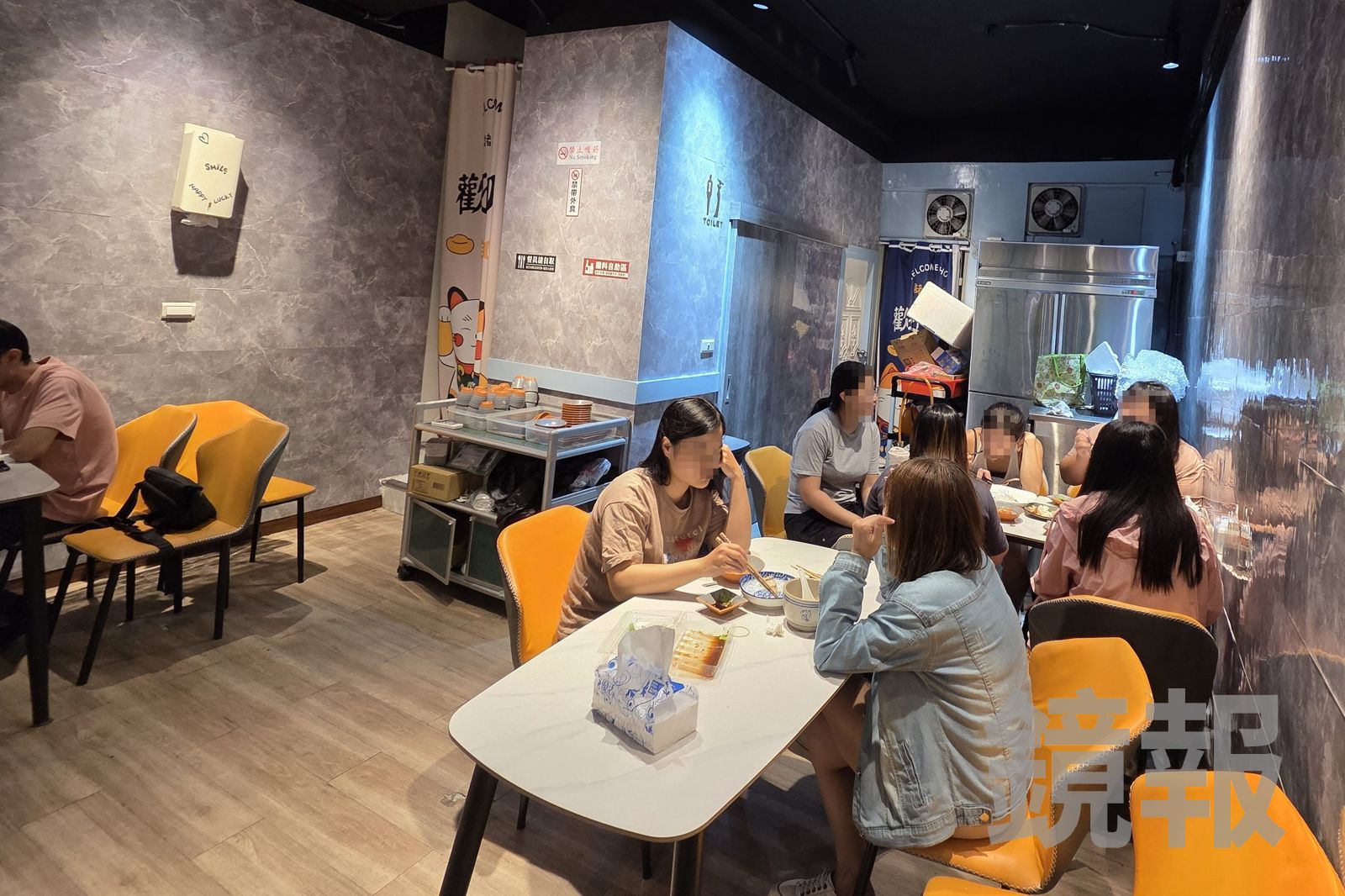 林姓海巡隊員開設的滾三圈海鮮燒烤餐廳夜夜高朋滿座。