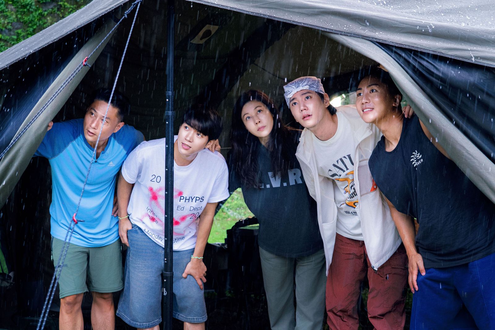 山間驟雨狂風大到懷疑眼睛！南優賢帶隊跳韓國健身操　下秒遇暴雨「高質感露營」瞬間變狼狽