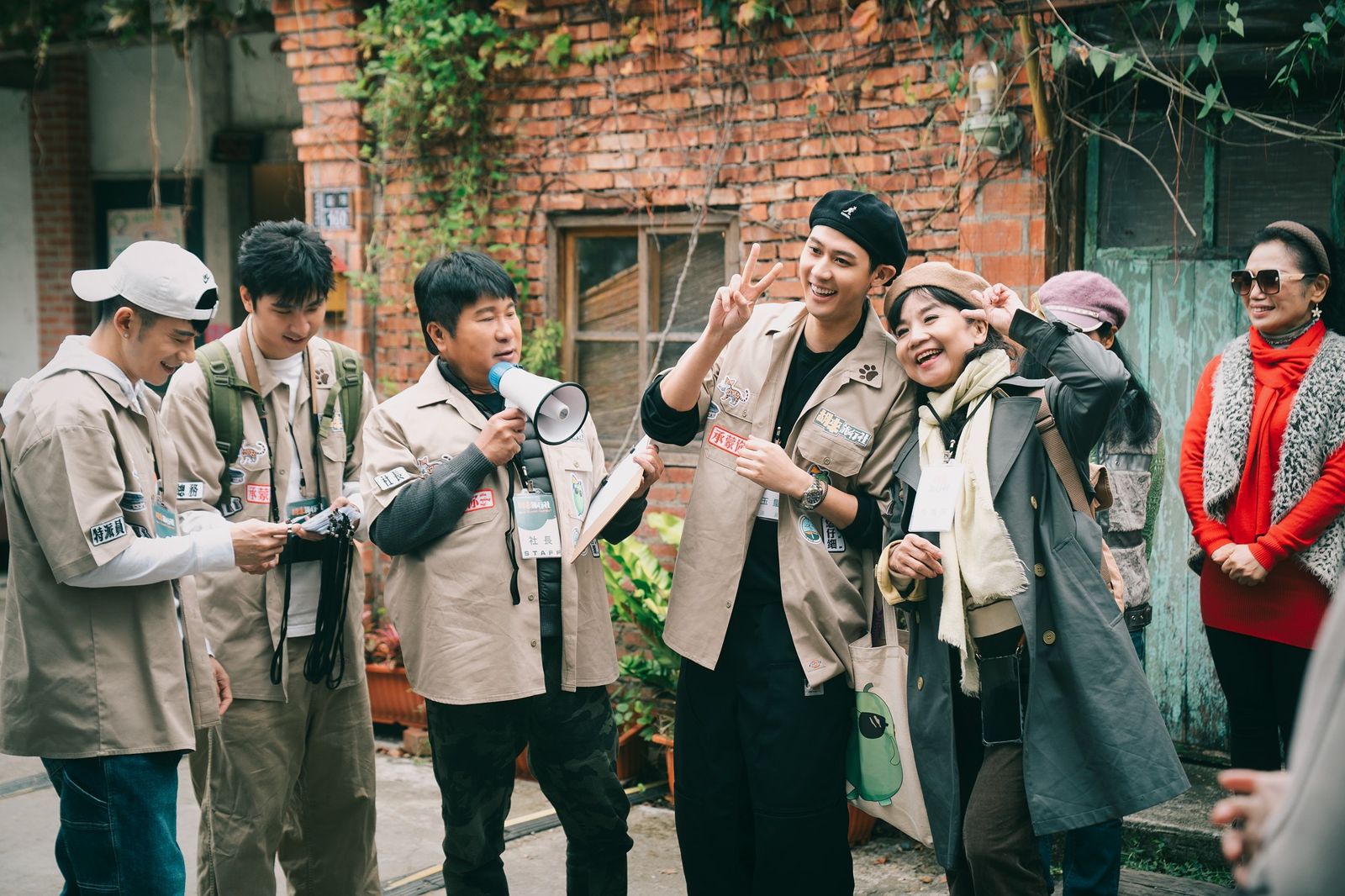 本週特派員李玉璽(中)、紀言愷(左)，照顧團員姐姐們十分貼心。客家電視提供