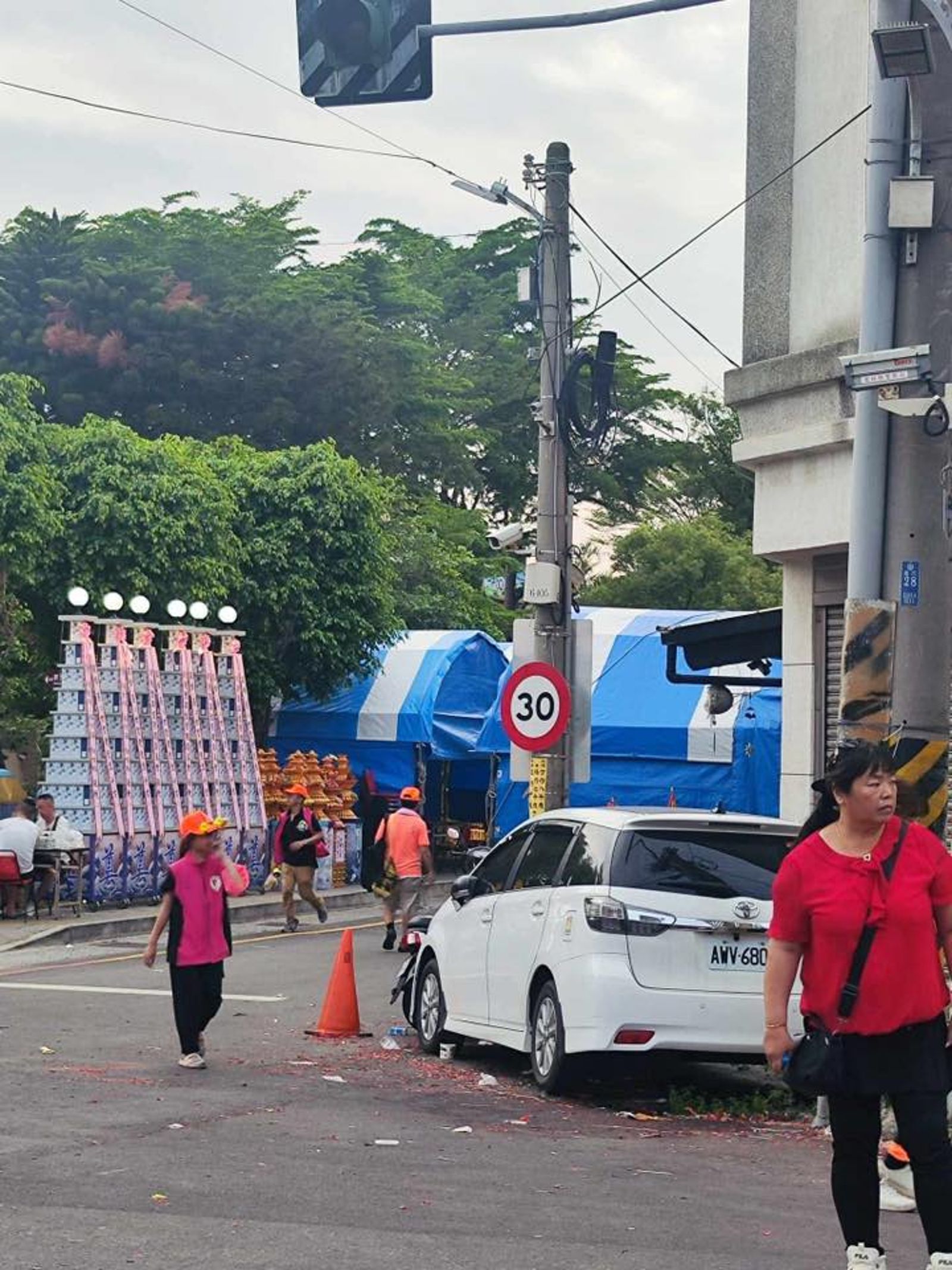 看到棚就進？白沙屯香燈腳亂入喪家　網友：水準在哪