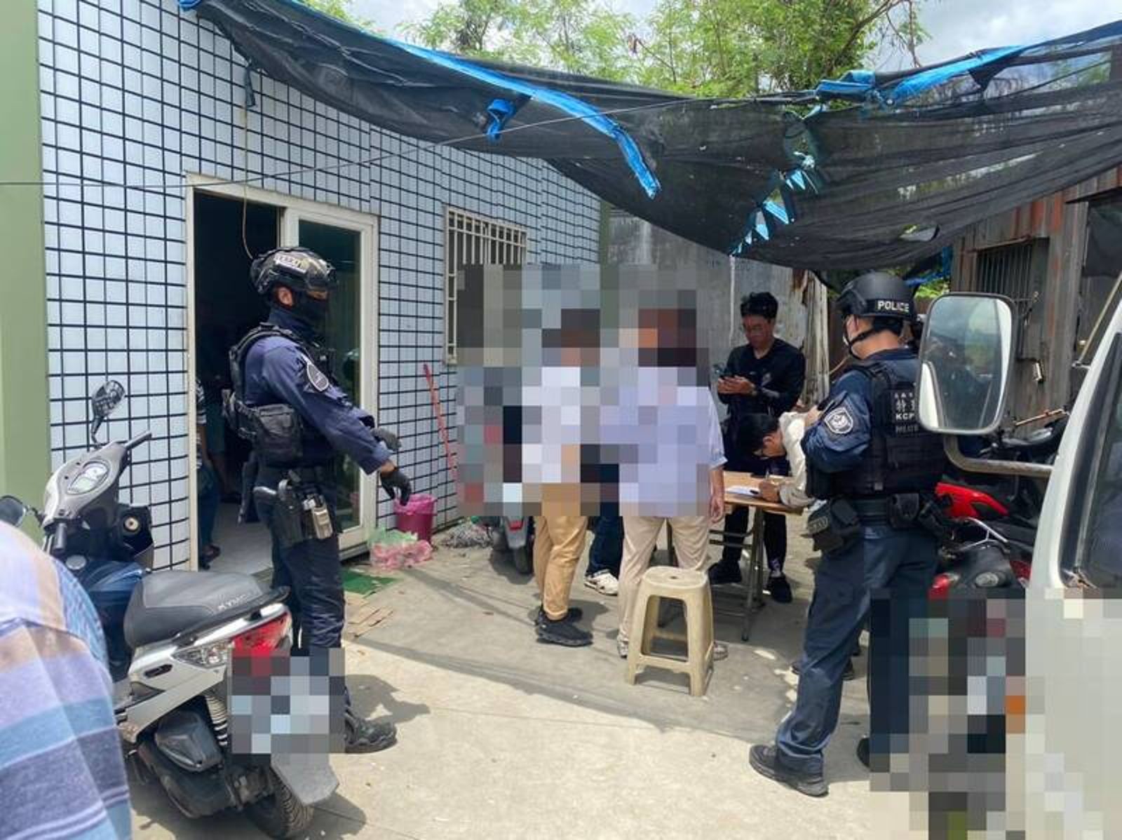 賭場藏廢車場！岡山分局攻堅燕巢工寮　32人被逮最老87歲