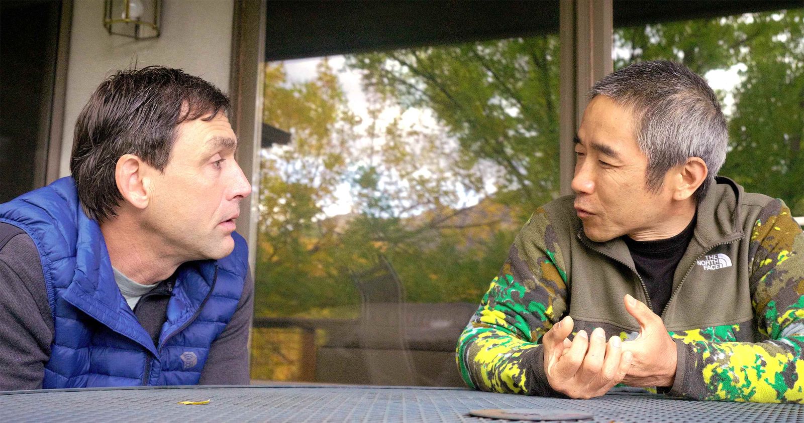 世界八大洲最高峰盲攀紀錄保持人艾瑞克‧維亨邁爾（Erik Weihenmayer）英雄惜英雄。海鵬影業提供