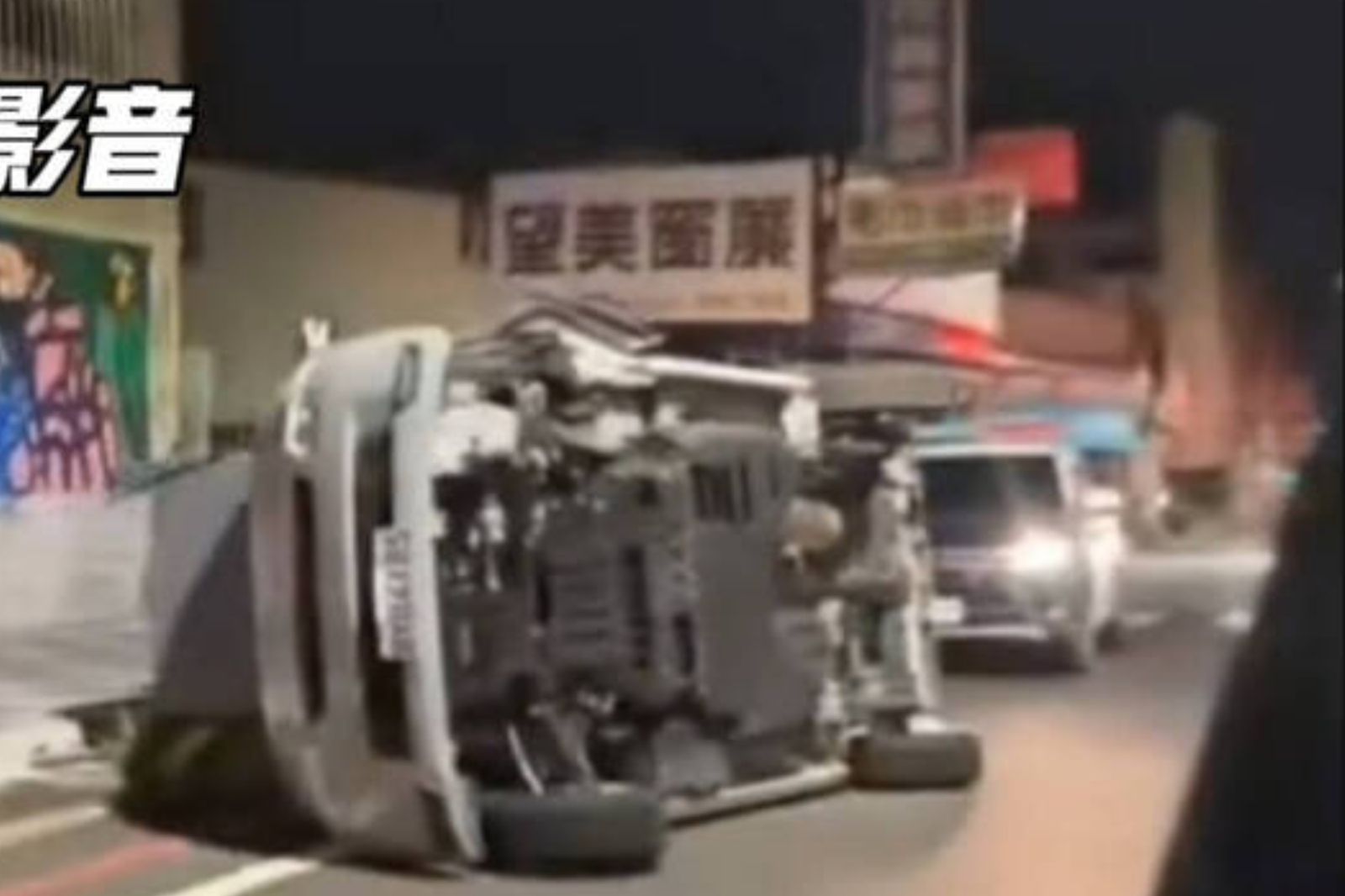 酒駕驚魂！台南男凌晨自撞分隔島翻車　輪胎噴飛畫面曝光