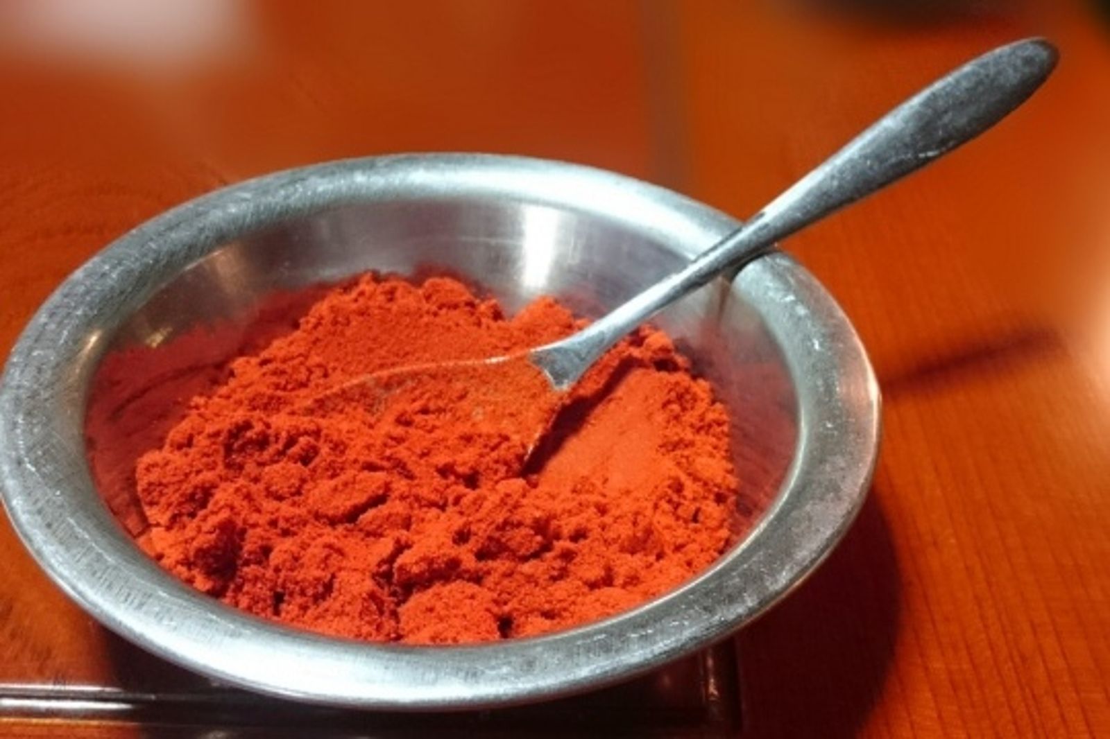 明知原料含「蘇丹紅」仍販售 黑心進口商遭搜索約談30萬交保