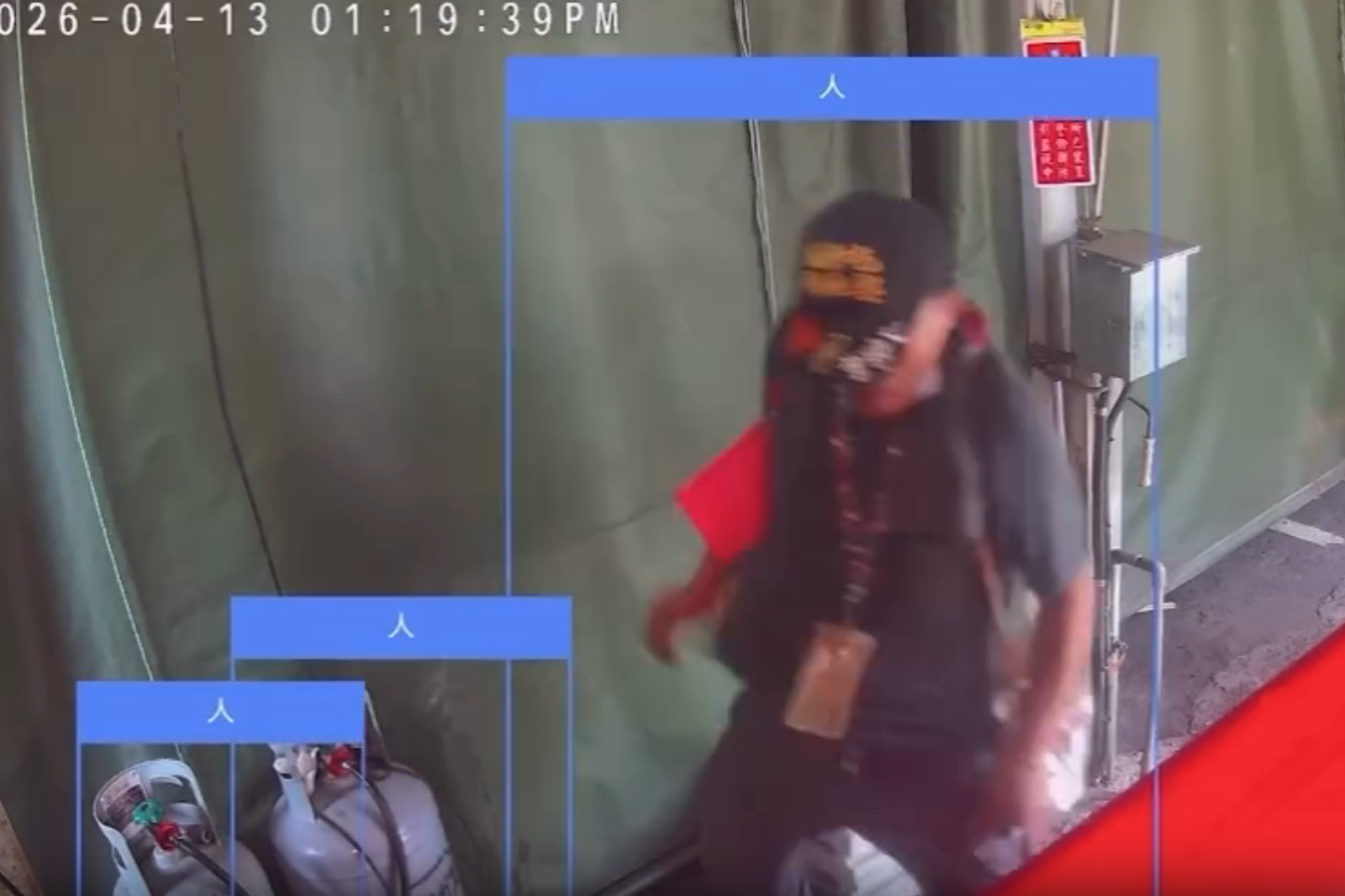 阿伯拿著香菸站在瓦斯桶旁小便,解放後隨即轉頭離去。圖/翻攝自Threads@siao_shanghai_dajia