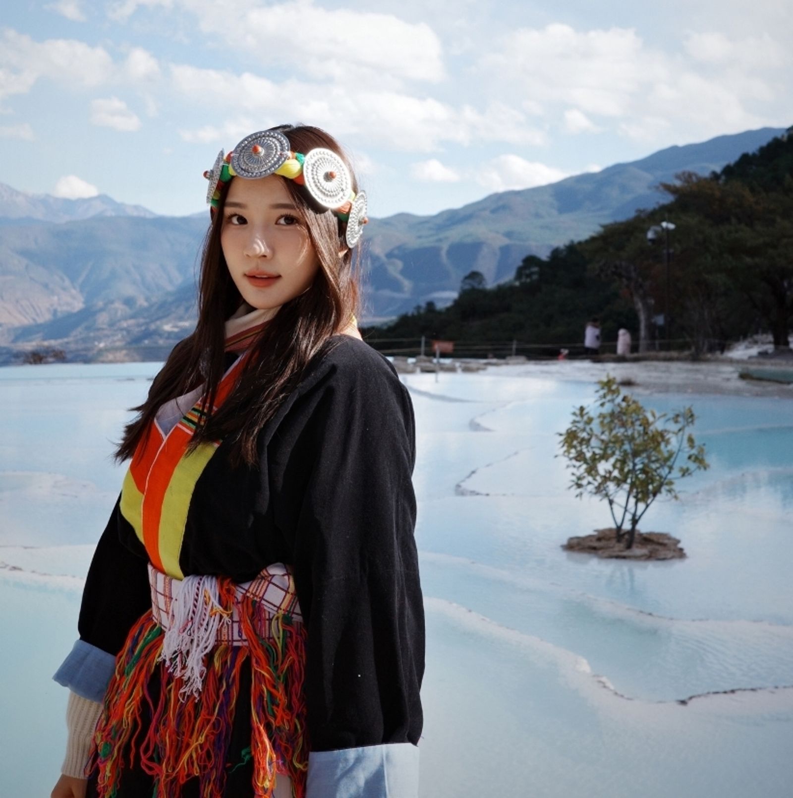 《大陸尋奇》林莎穿著納西族服飾 。中視提供