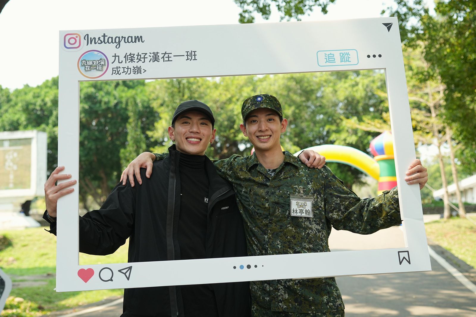 林亭翰(右)邀請龔言脩(左)參加懇親會。台視提供