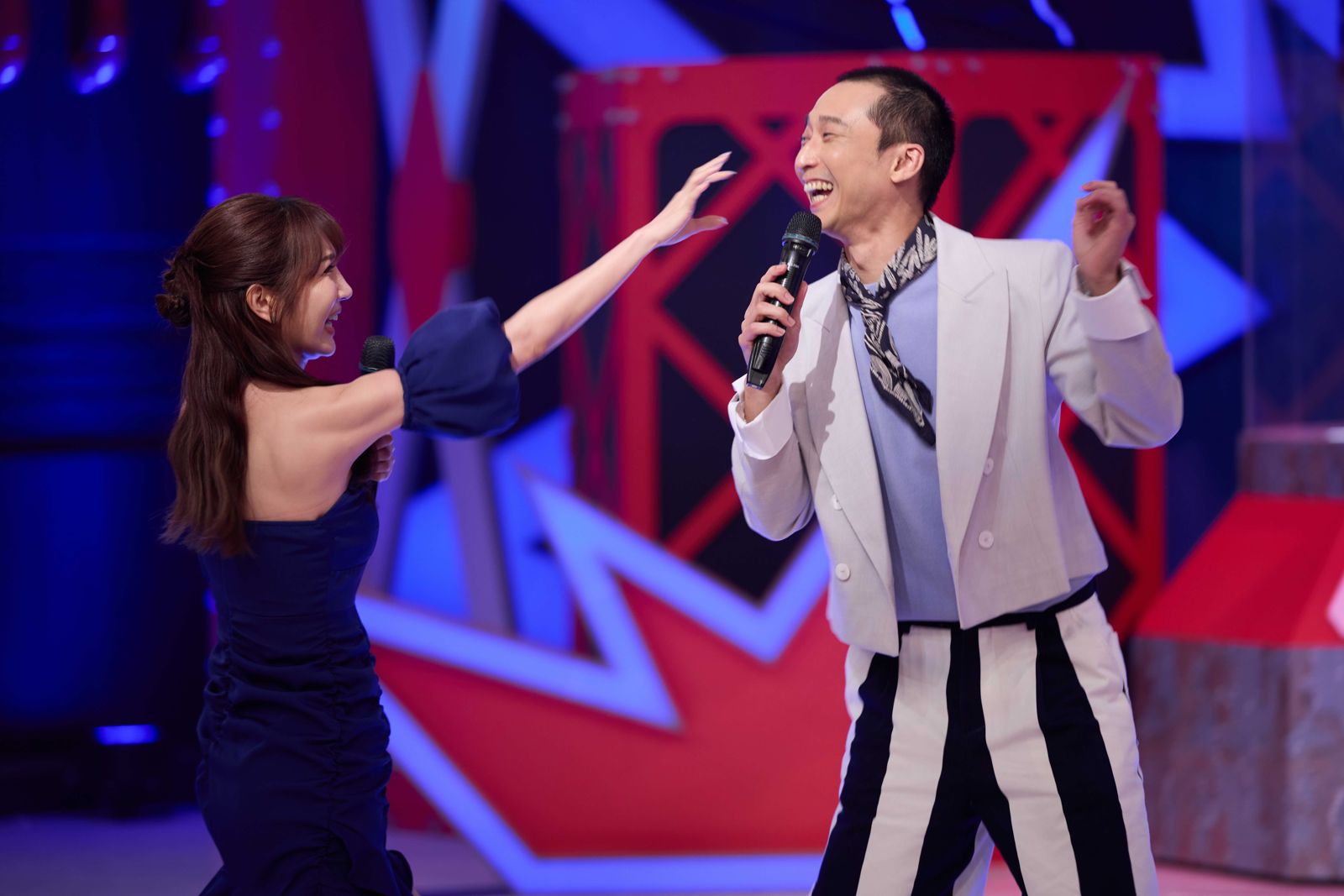 曾莞婷(左)擔任本週《Talk Talk秀台語》評審與浩子(右)嗆聲爆肢體衝突。公視台語台提供